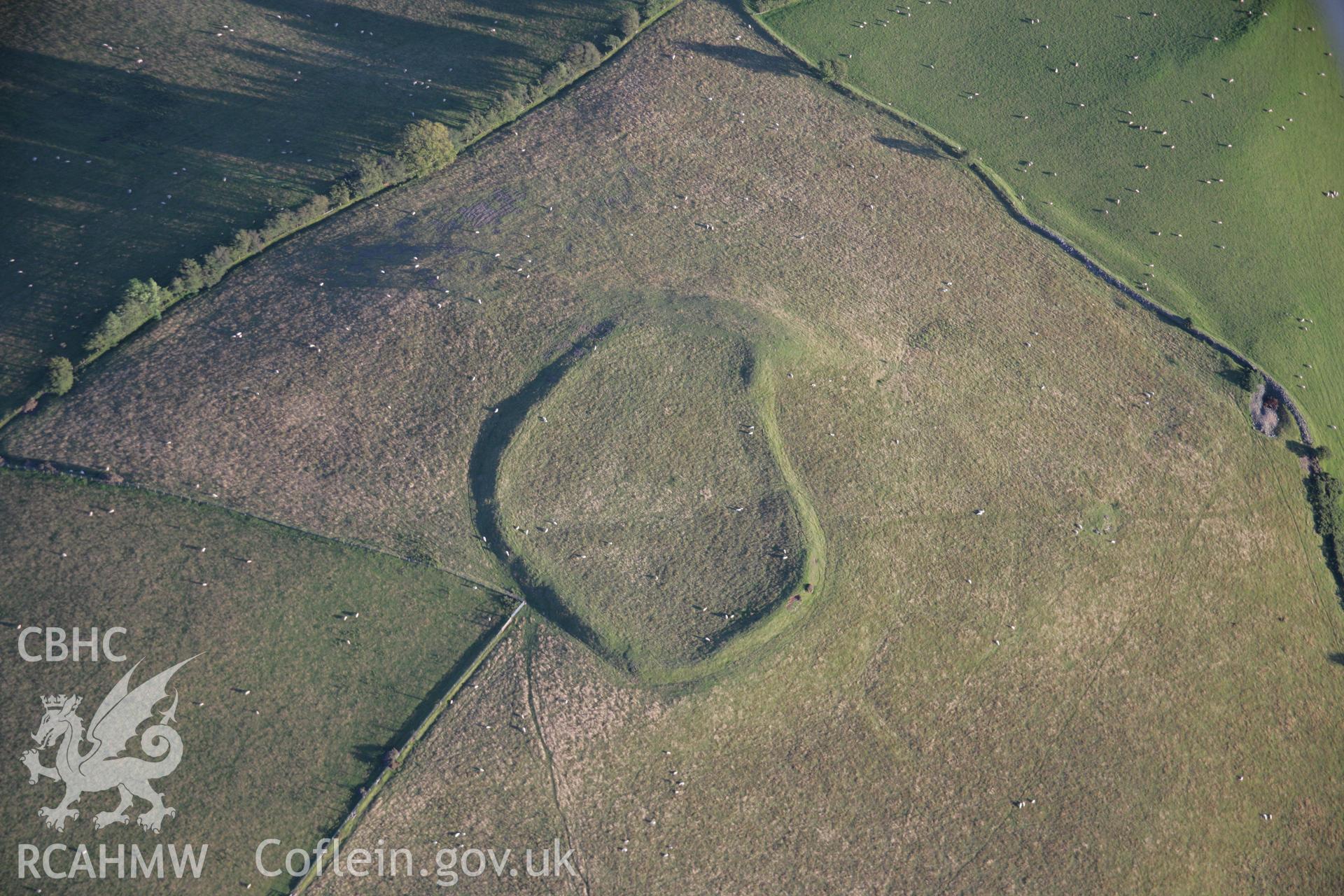 RCAHMW colour oblique aerial photograph of Twyn-y-Gaer Settlement, Trallwng. Taken on 08 August 2007 by Toby Driver