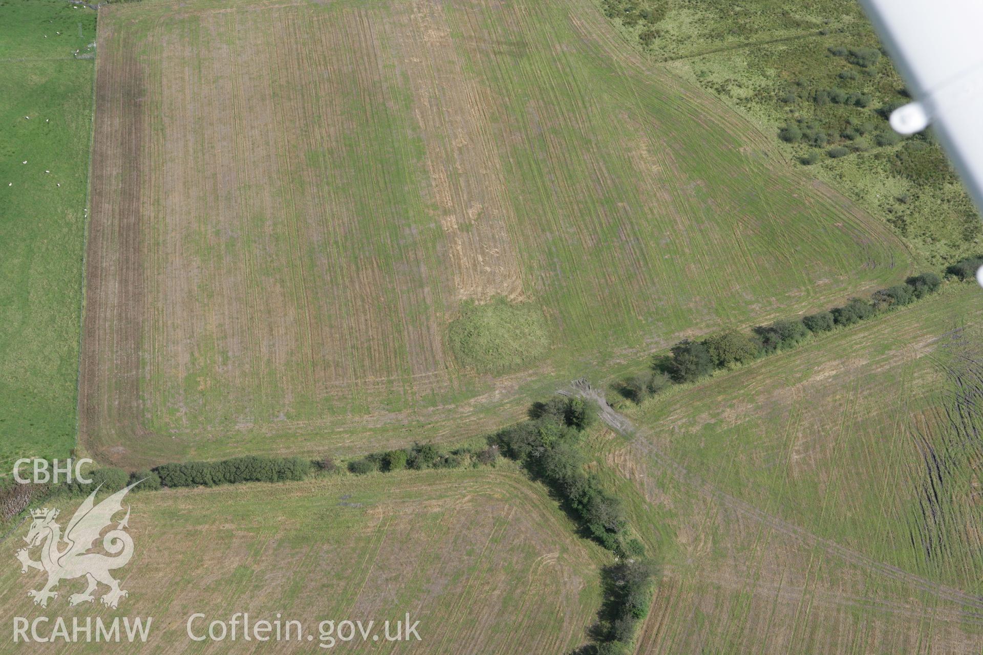 RCAHMW colour oblique photograph of Crug Bach. Taken by Toby Driver on 11/09/2007.