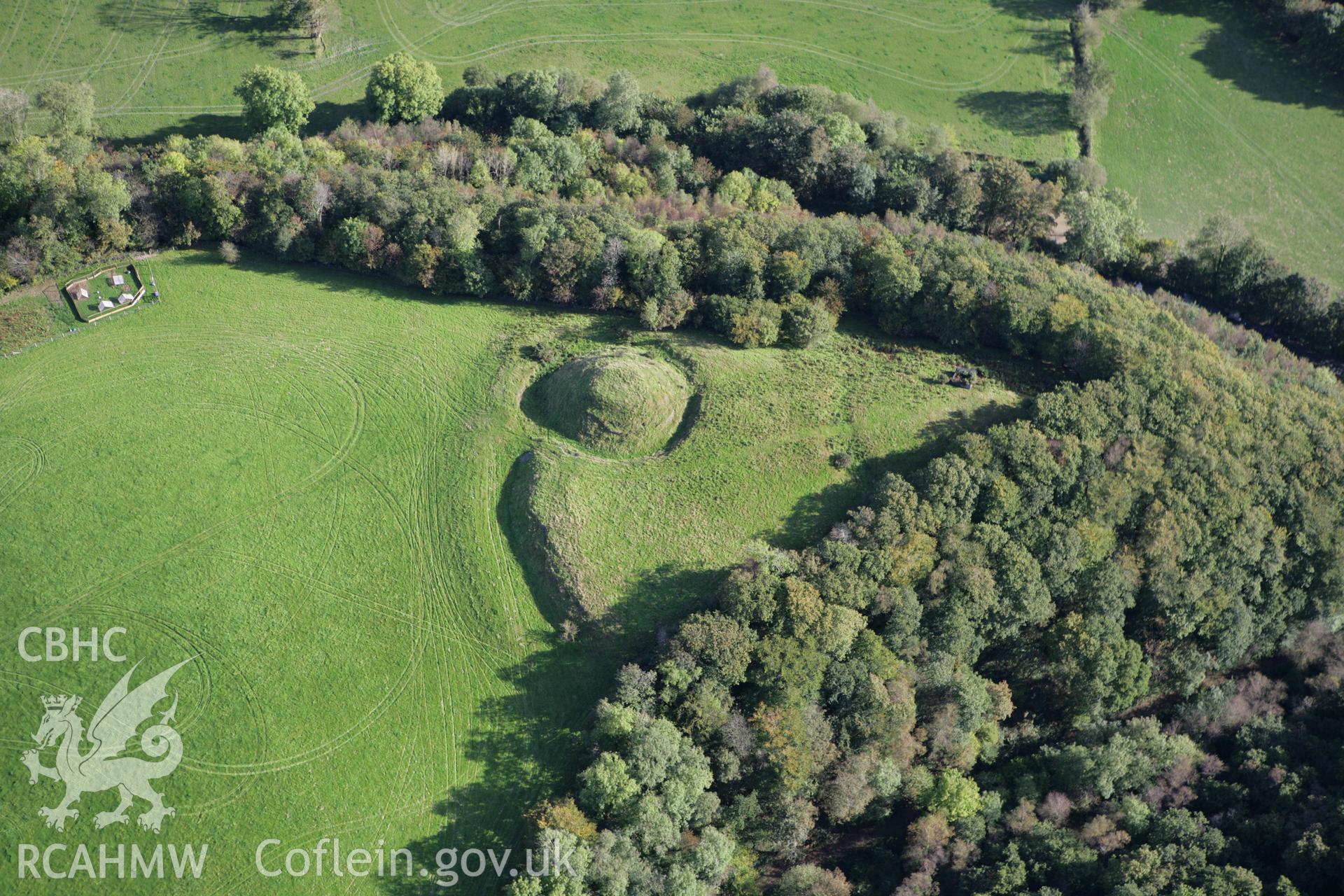 RCAHMW colour oblique photograph of Allt y Ferin motte and bailey. Taken by Toby Driver on 04/10/2007.