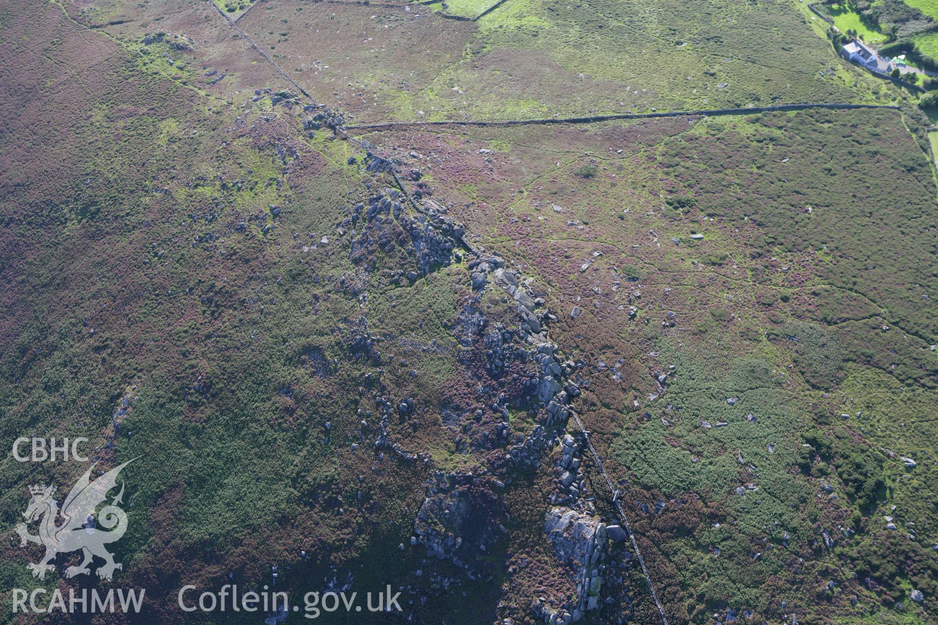 RCAHMW colour oblique aerial photograph of Creigiau Gwineu Hillfort. Taken on 06 September 2007 by Toby Driver