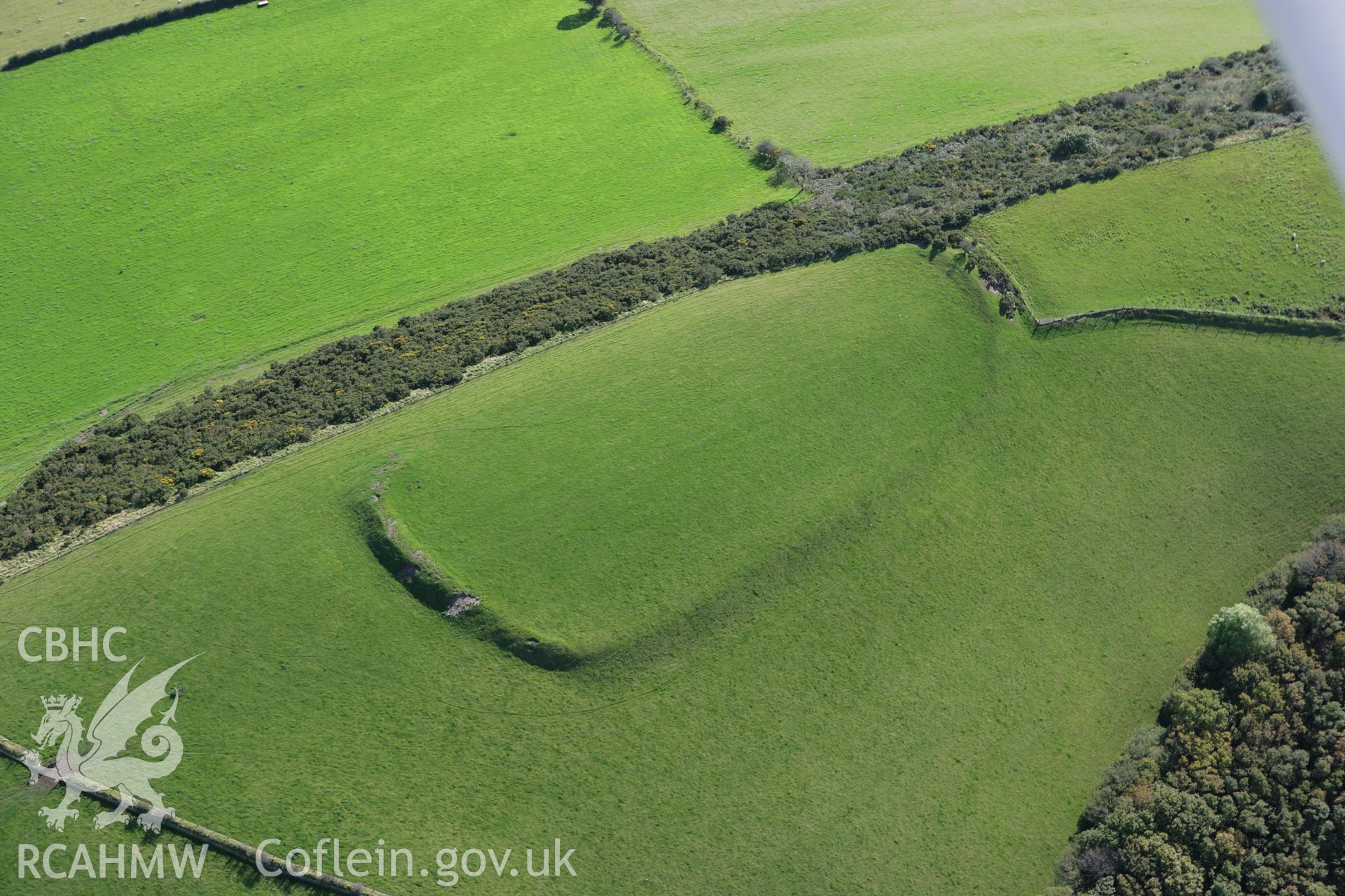 RCAHMW colour oblique photograph of Banc y Rhyfel hillfort. Taken by Toby Driver on 04/10/2007.