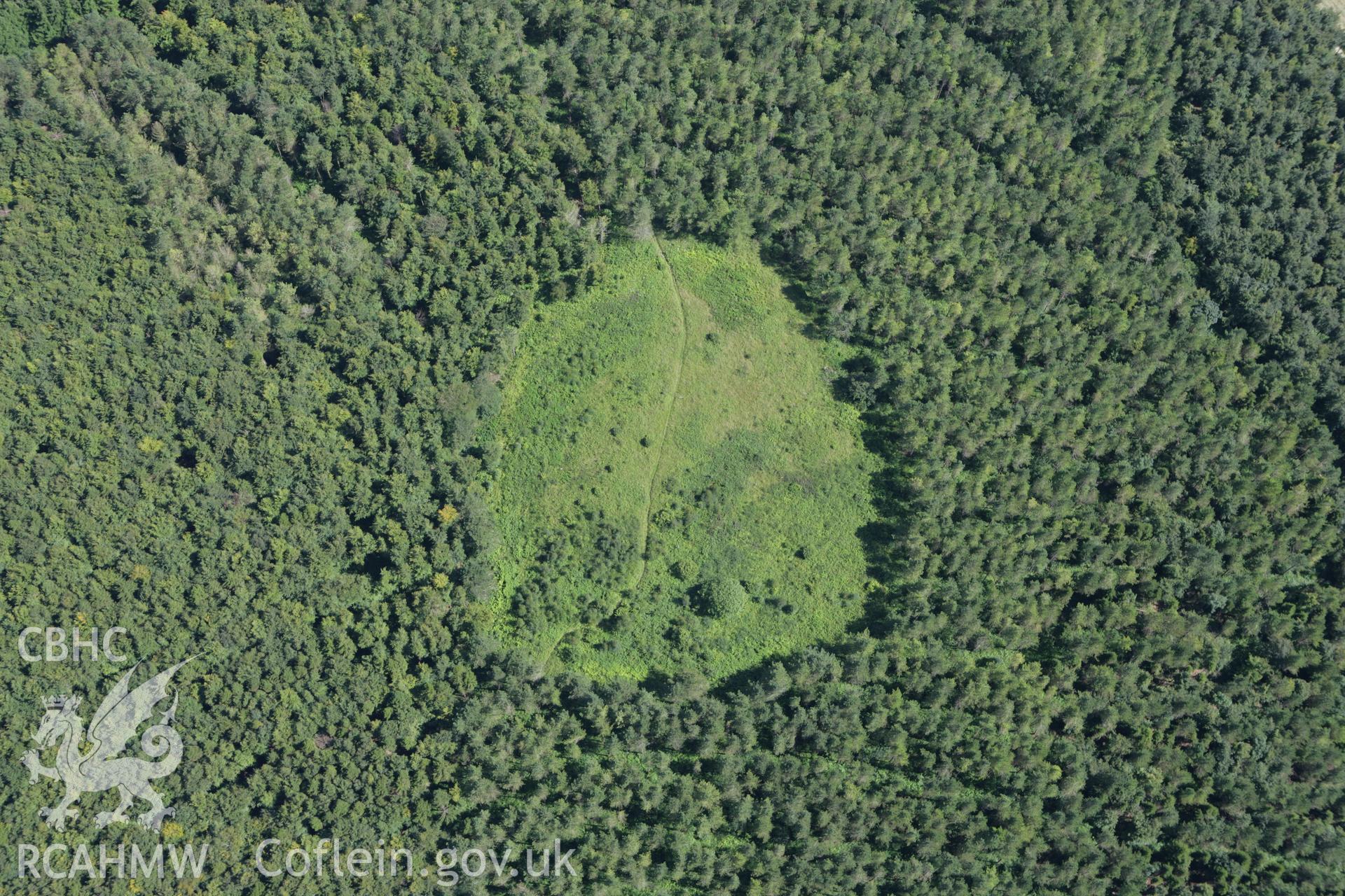 RCAHMW colour oblique aerial photograph of Glol Hill Enclosure. Taken on 31 July 2007 by Toby Driver