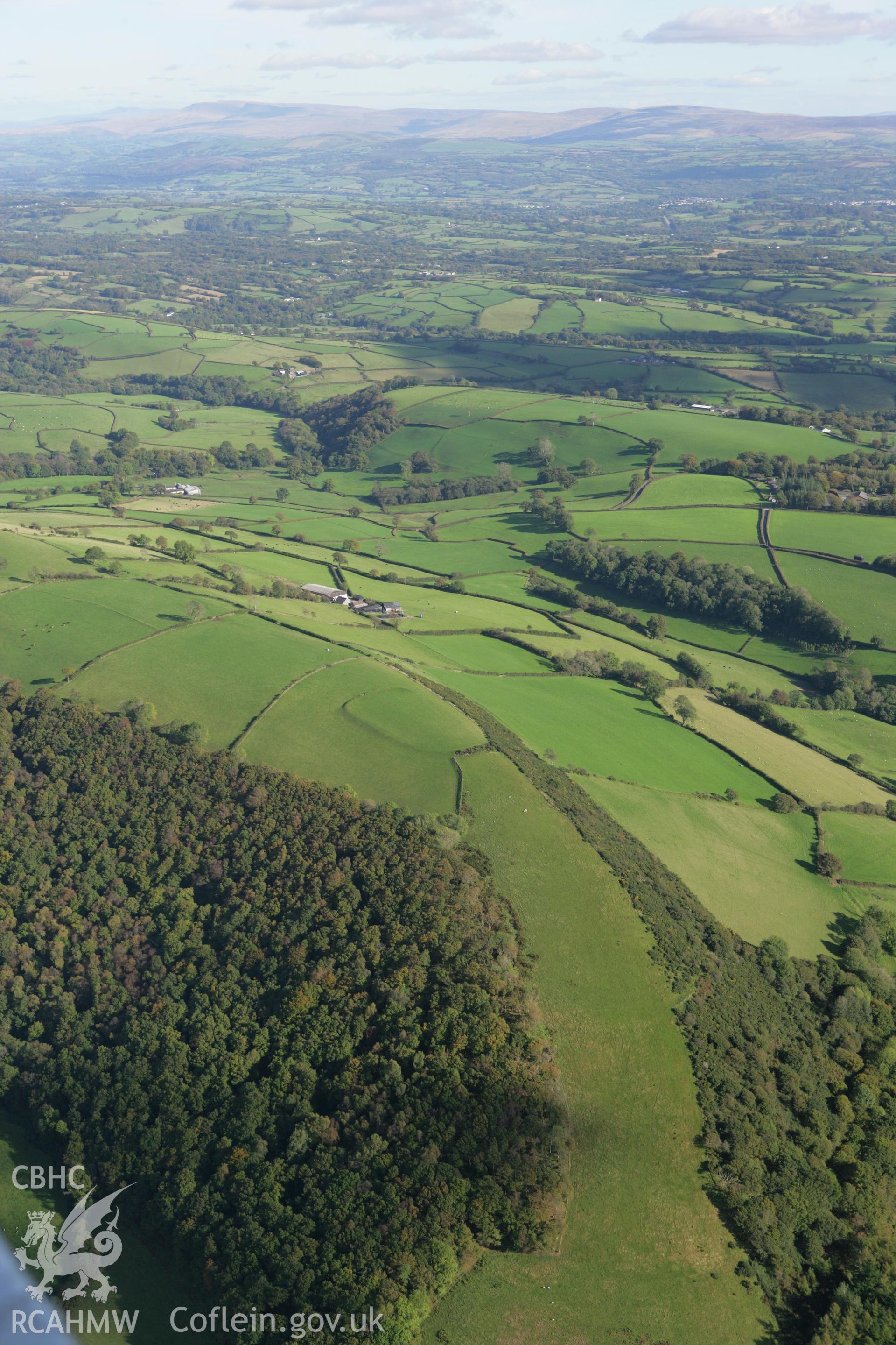 RCAHMW colour oblique photograph of Banc y Rhyfel hillfort, wide view. Taken by Toby Driver on 04/10/2007.