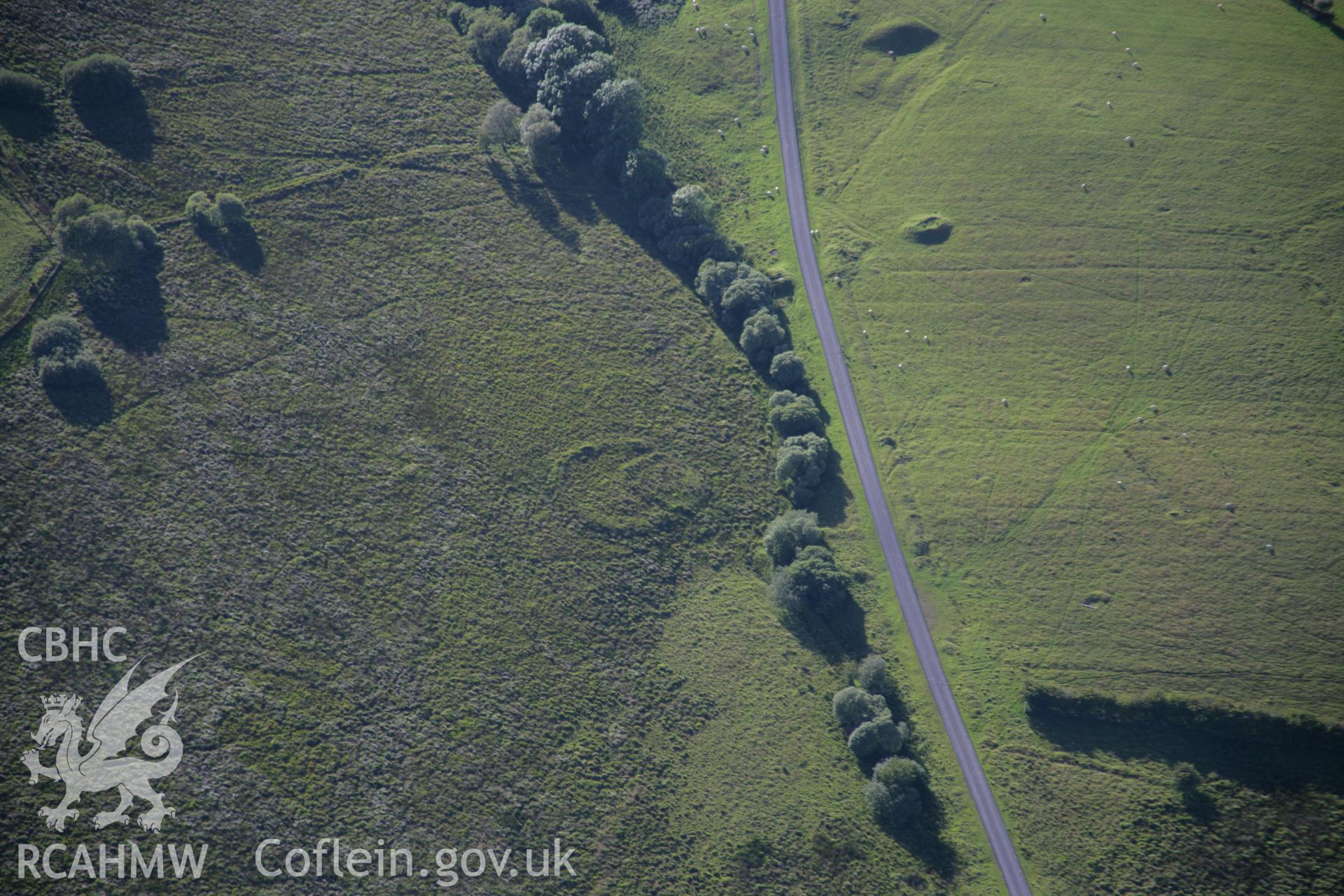 RCAHMW colour oblique aerial photograph of Hirllwyn Enclosure, Llandeilor Fan. Taken on 08 August 2007 by Toby Driver