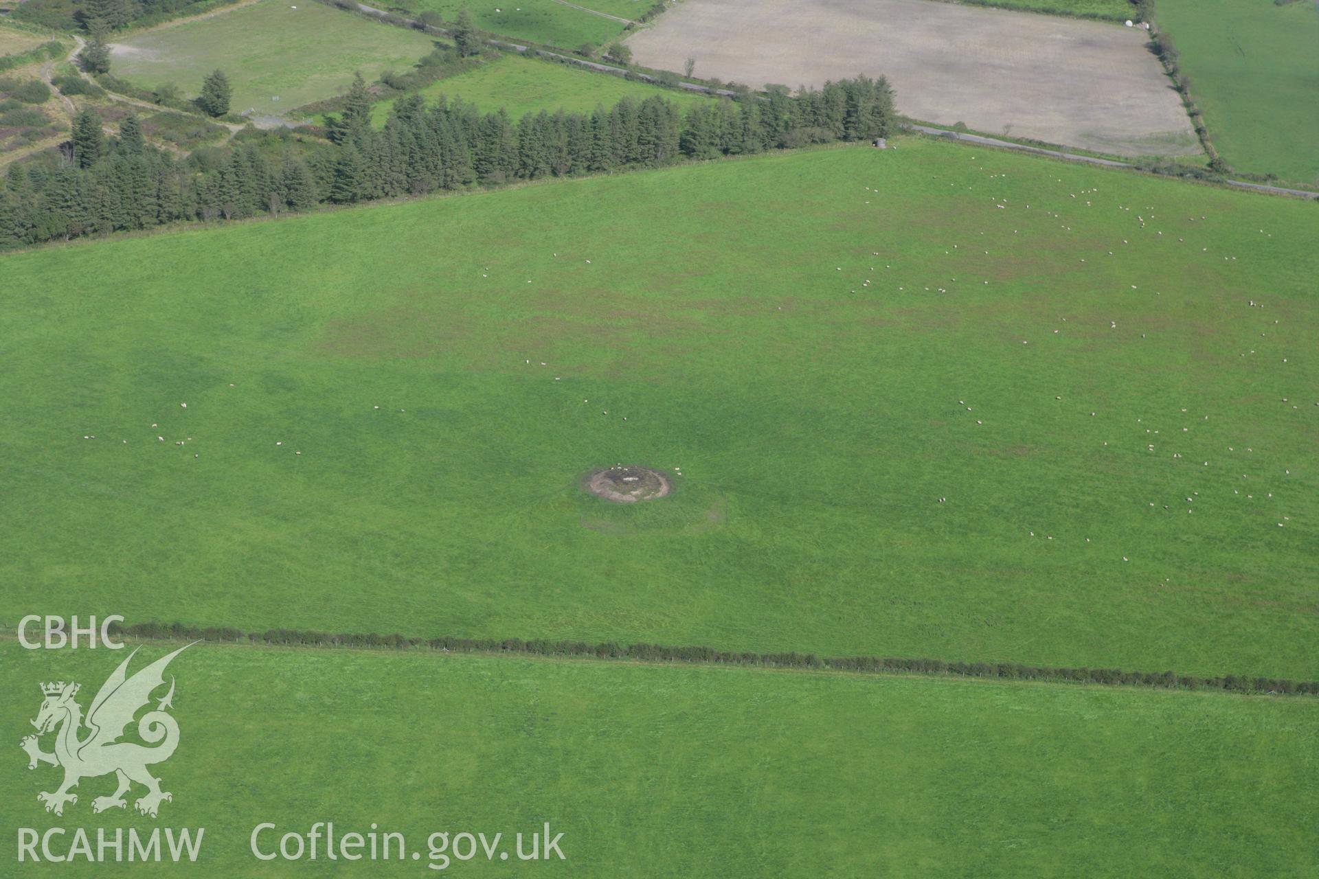 RCAHMW colour oblique photograph of Crug Perfa, barrow. Taken by Toby Driver on 11/09/2007.