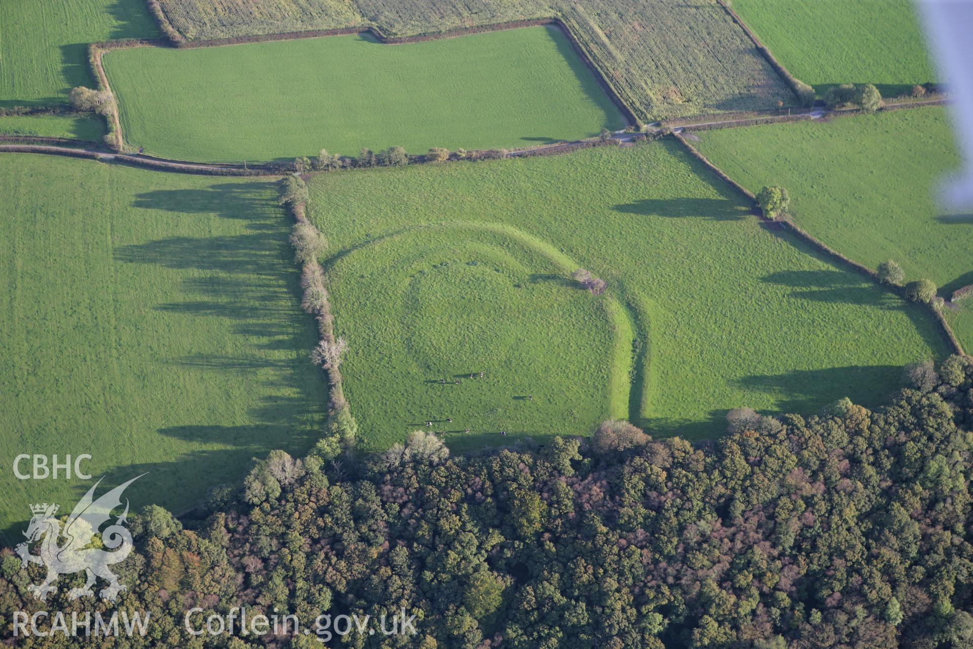 RCAHMW colour oblique photograph of Castell Gwyn. Taken by Toby Driver on 04/10/2007.