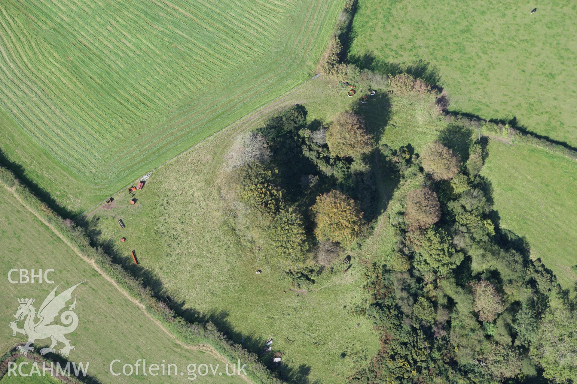 RCAHMW colour oblique photograph of Garn Fawr circle. Taken by Toby Driver on 04/10/2007.