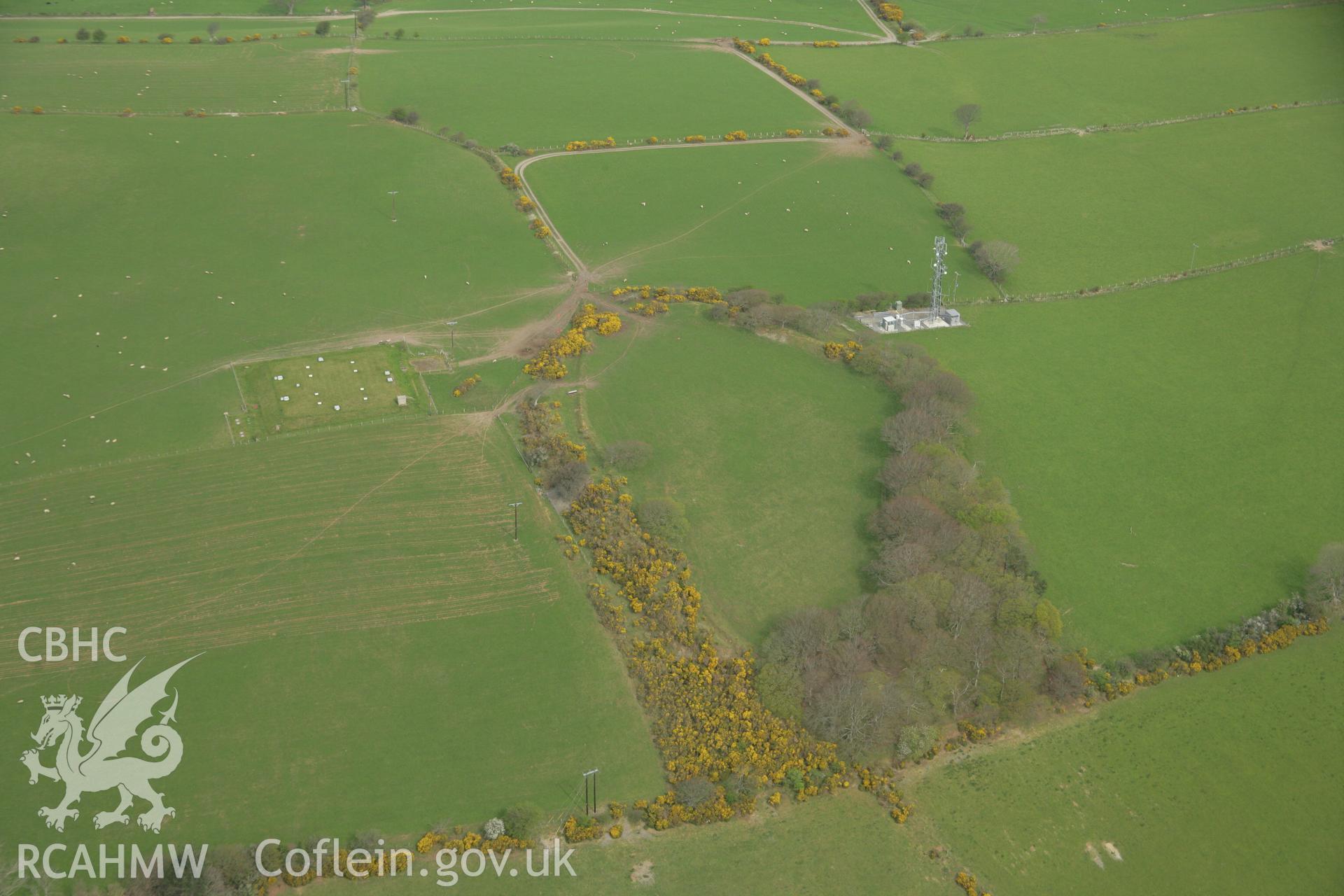 RCAHMW colour oblique aerial photograph of Hilltop Enclosure at Hen Gaer. Taken on 17 April 2007 by Toby Driver