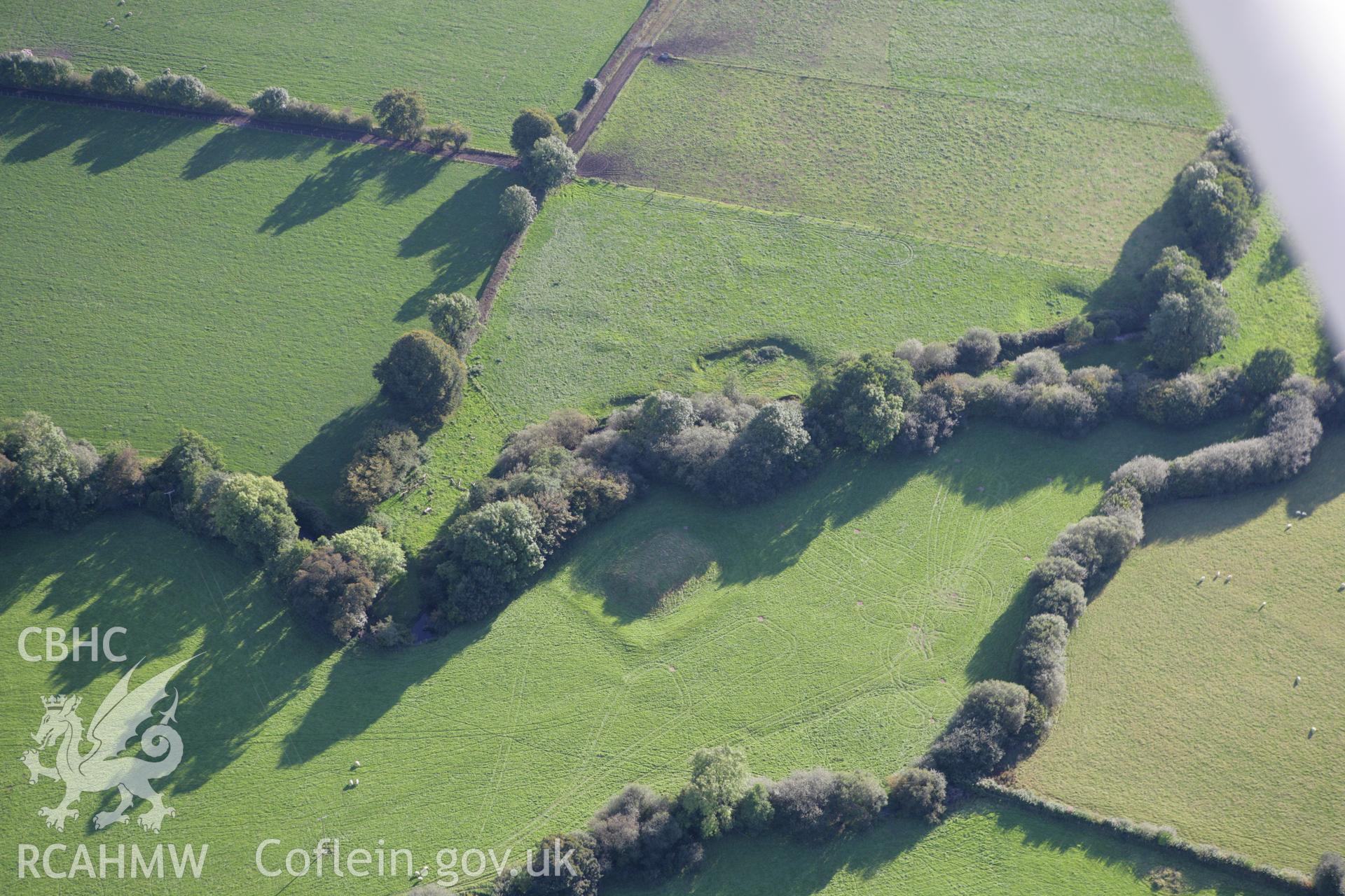 RCAHMW colour oblique photograph of Y Gaer; Castell Waunberllan. Taken by Toby Driver on 04/10/2007.