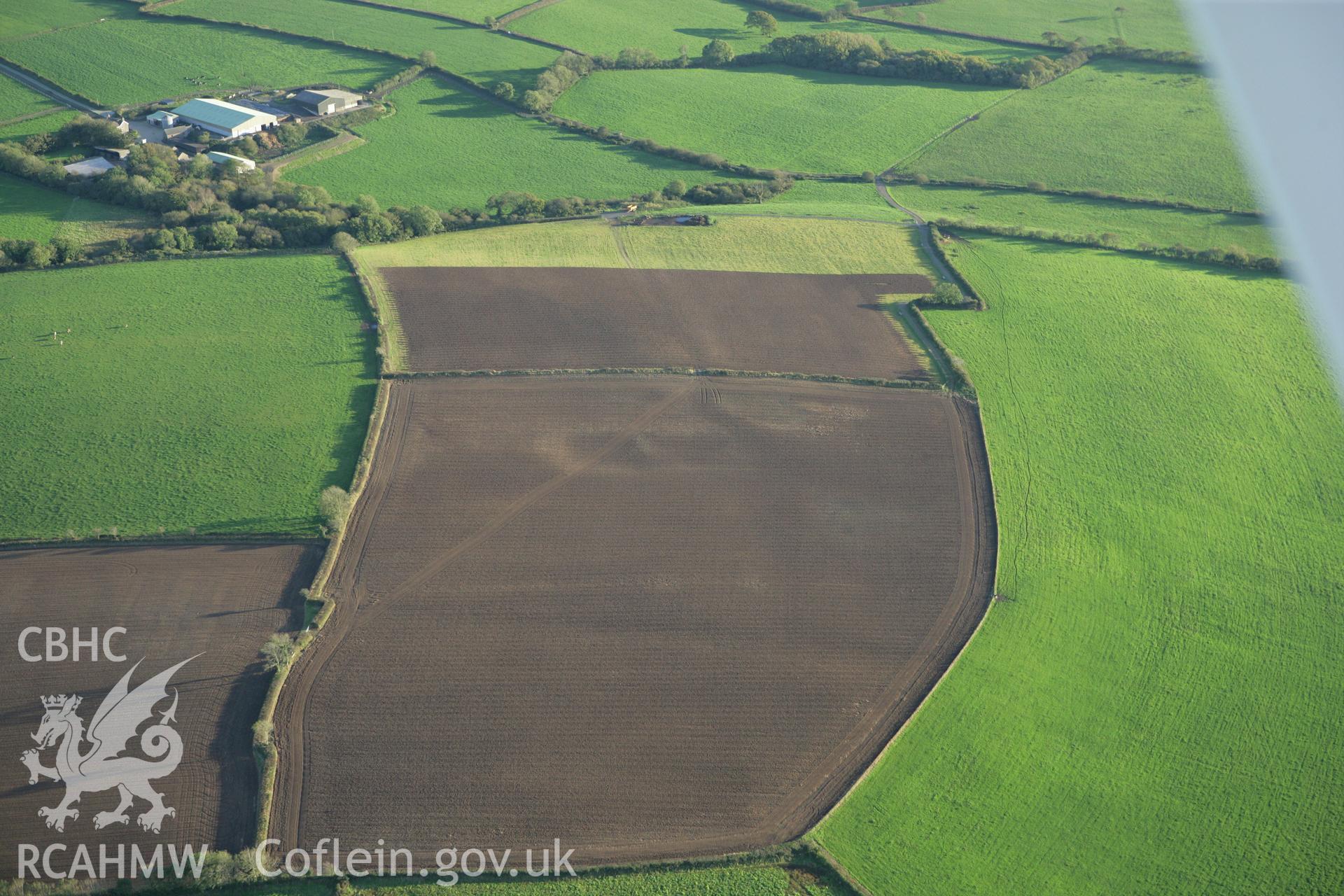 RCAHMW colour oblique photograph of Roman road west of Carmarthen, earthworks. Taken by Toby Driver on 04/10/2007.