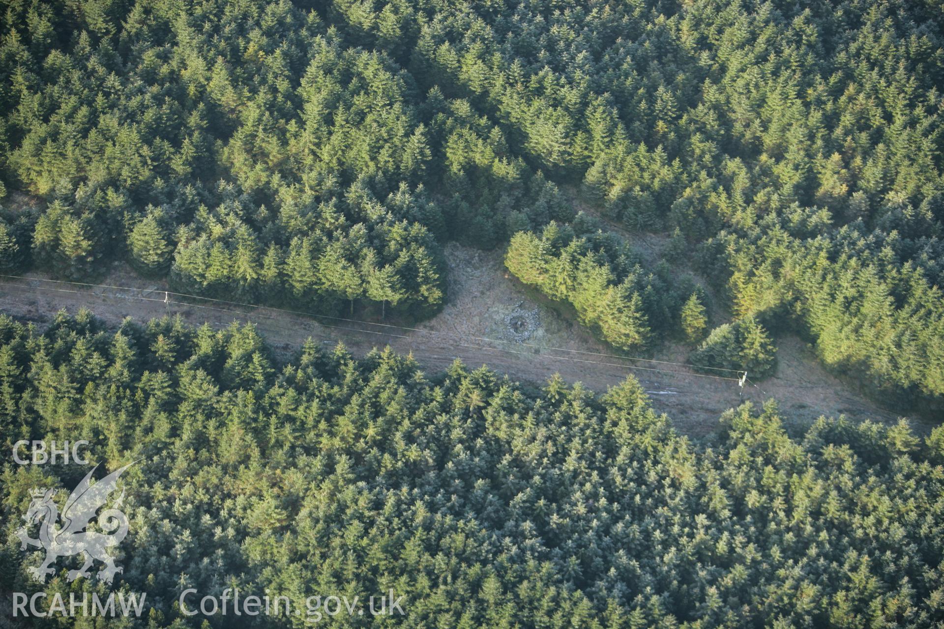 RCAHMW colour oblique photograph of Carn Bwlch y Cloddiau. Taken by Toby Driver on 20/12/2007.