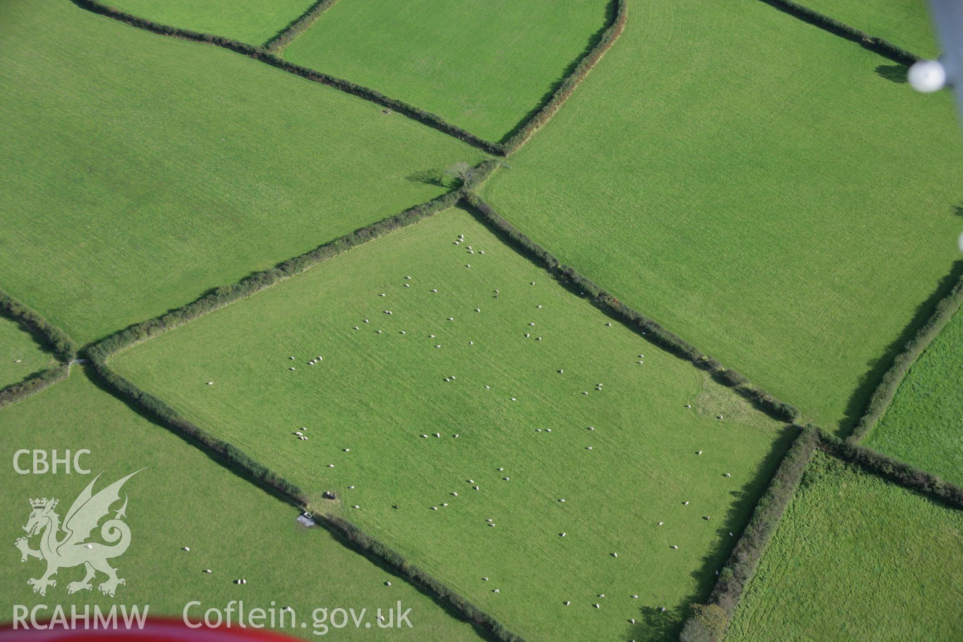 RCAHMW colour oblique photograph of Crug Banc wide view. Taken by Toby Driver on 04/10/2007.