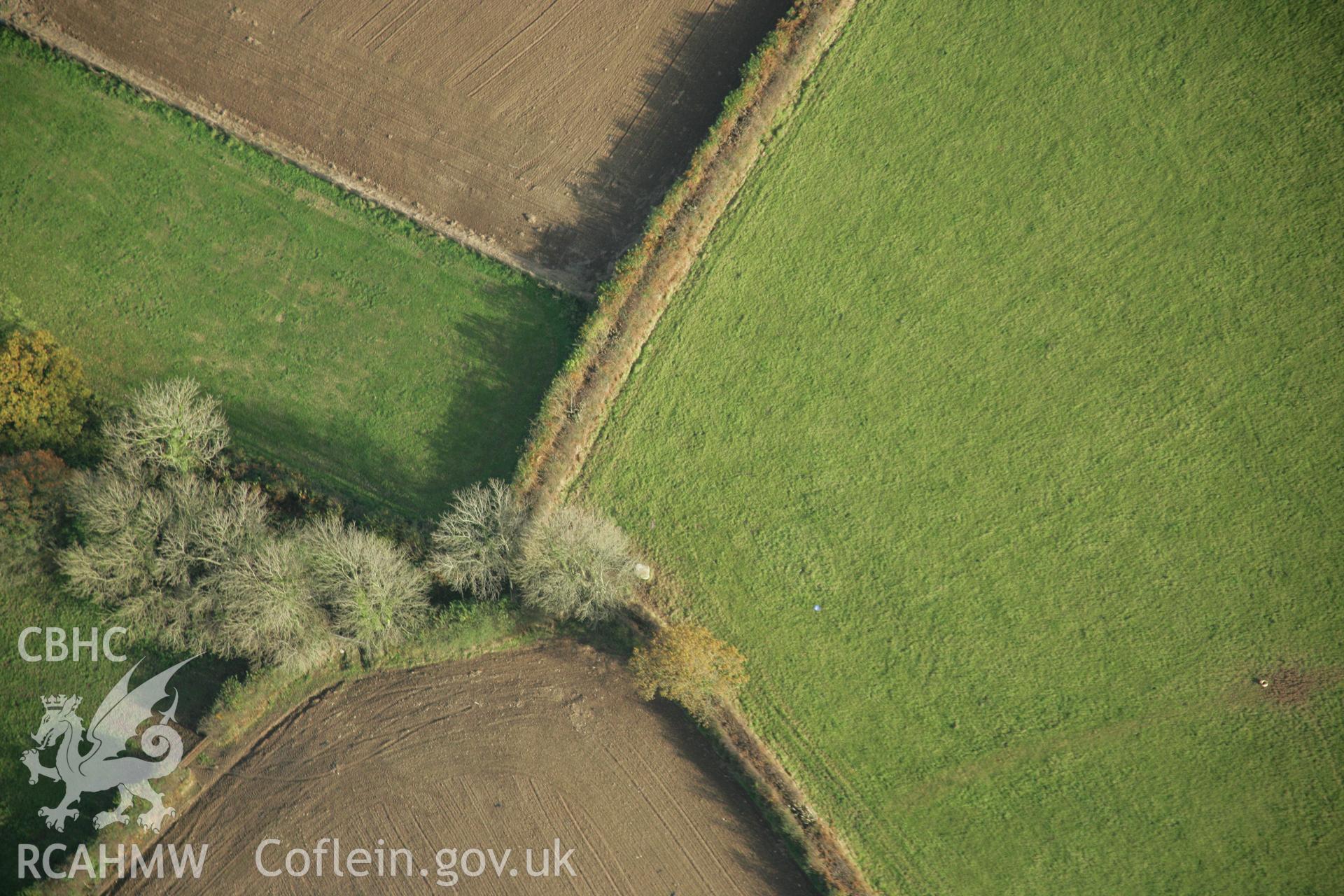 RCAHMW colour oblique photograph of Myrddin's Quoit. Taken by Toby Driver on 06/11/2007.