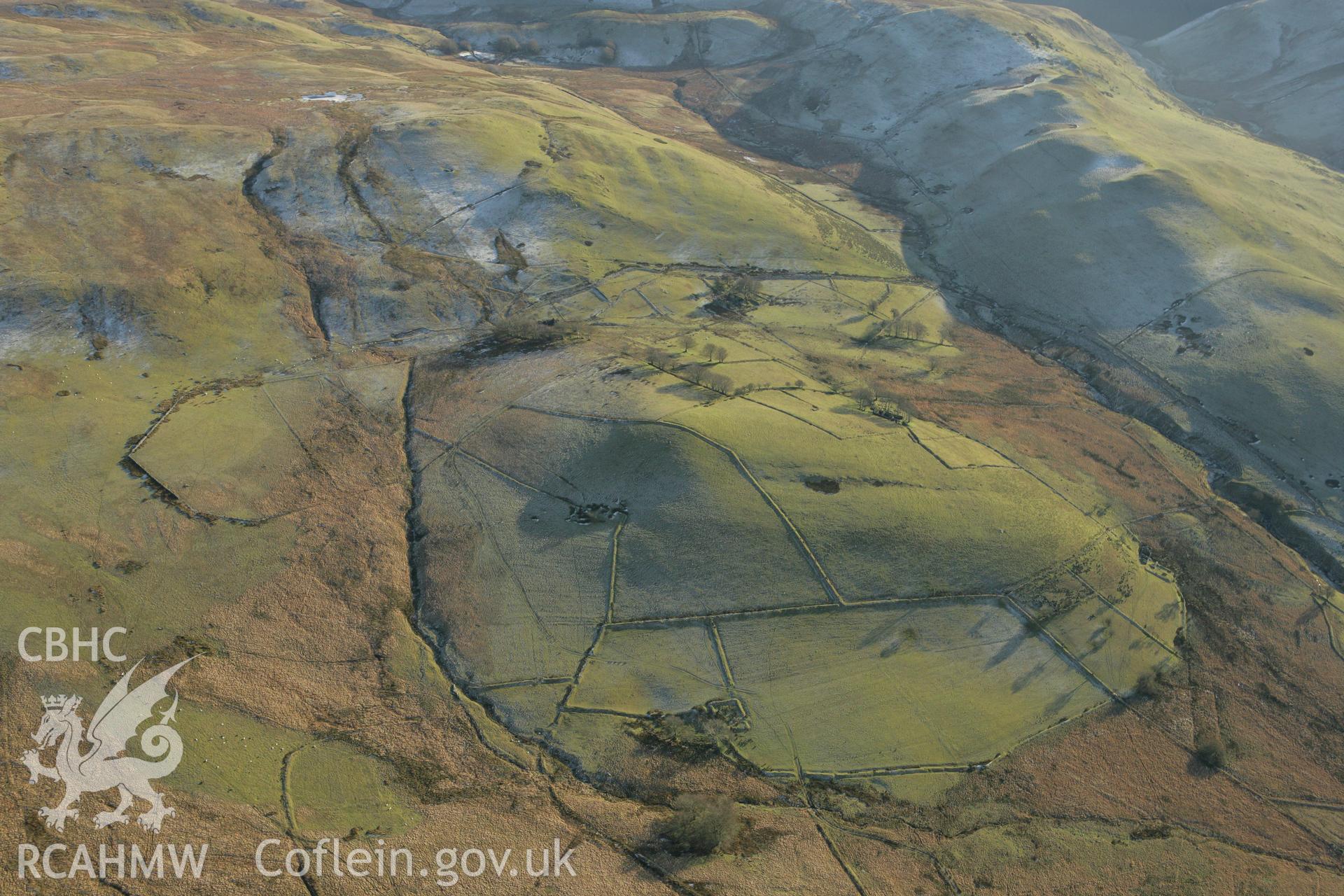 RCAHMW colour oblique photograph of Gwar Ffynnon deserted farmsteads and surrounding landscape. Taken by Toby Driver on 20/12/2007.