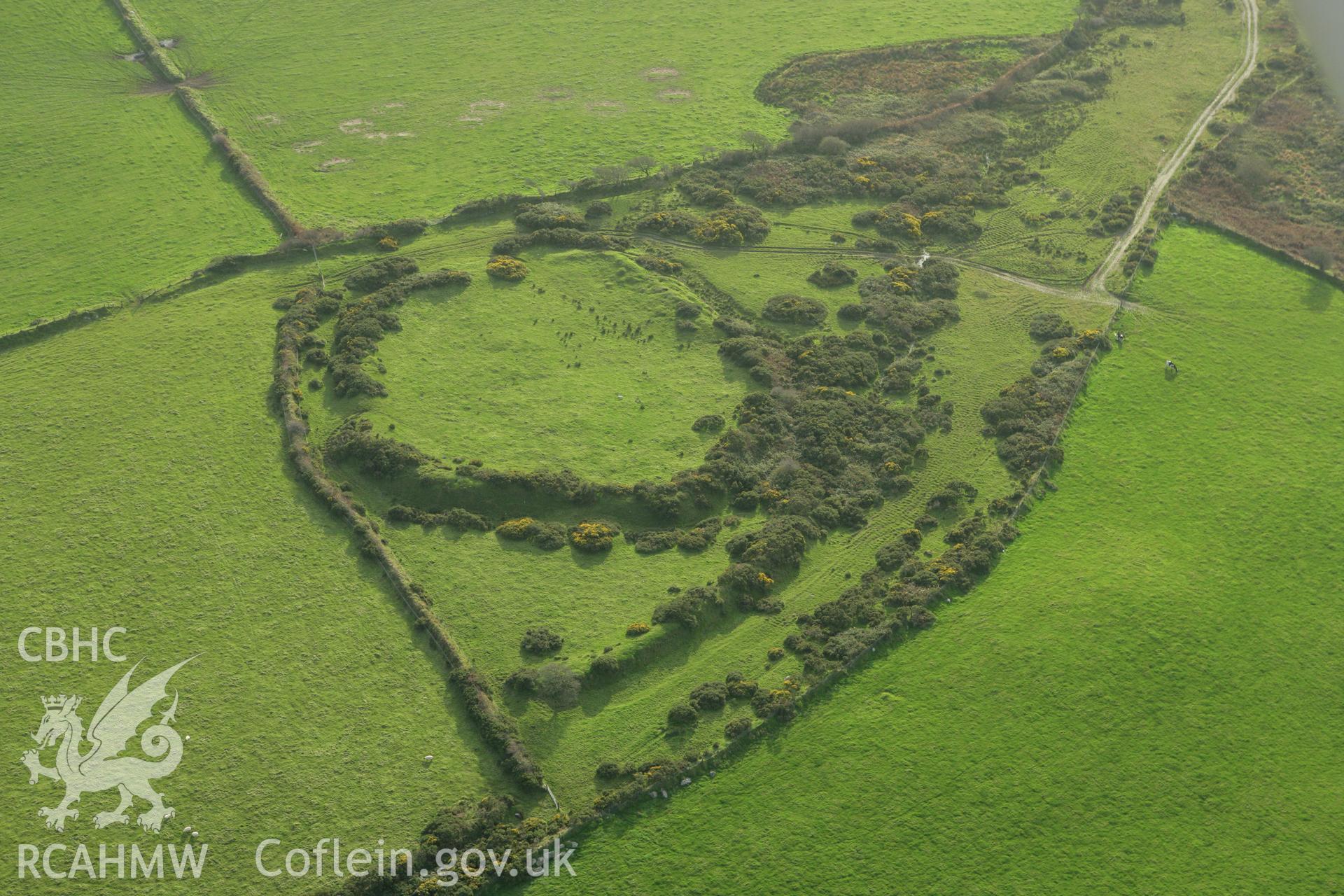 RCAHMW colour oblique photograph of Cas-Fuwch, defended enclosure;Castell-y-Fuwch. Taken by Toby Driver on 06/11/2007.