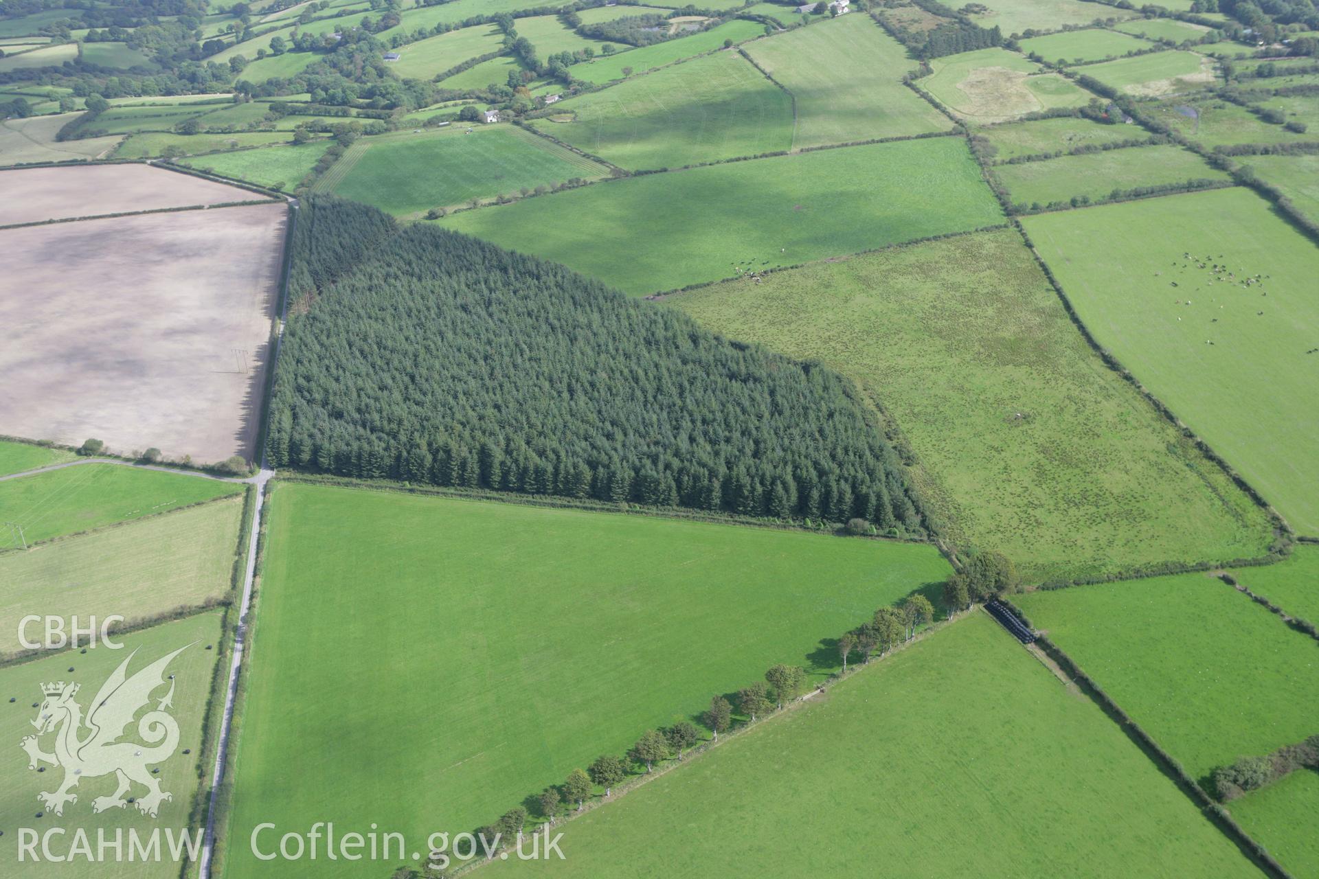 RCAHMW colour oblique photograph of Crug Sglethin. Taken by Toby Driver on 11/09/2007.