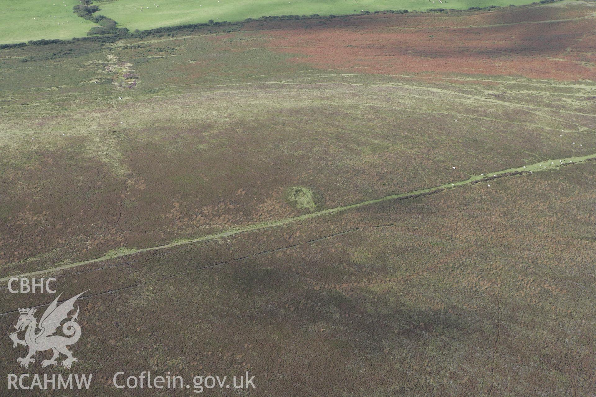 RCAHMW colour oblique photograph of Y Frenni Fawr NW, cairn. Taken by Toby Driver on 11/09/2007.