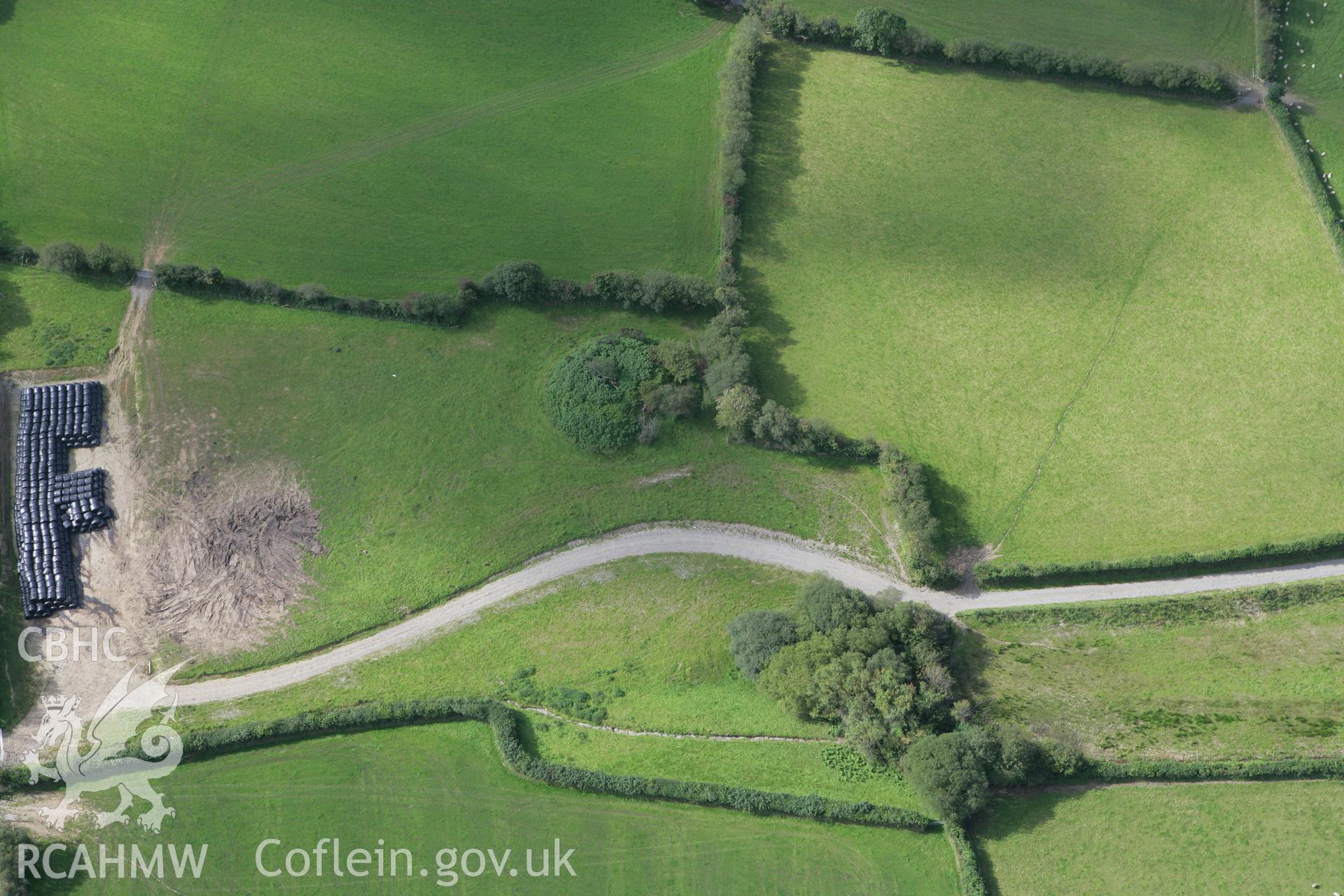 RCAHMW colour oblique photograph of Castell Du Motte. Taken by Toby Driver on 11/09/2007.