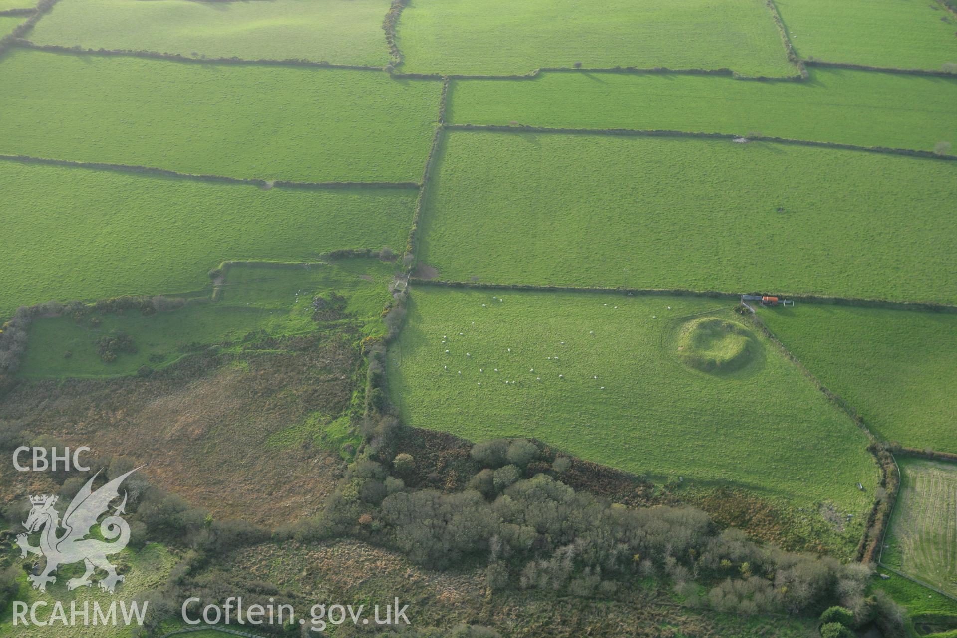 RCAHMW colour oblique photograph of Castell Pen-gawsi. Taken by Toby Driver on 06/11/2007.