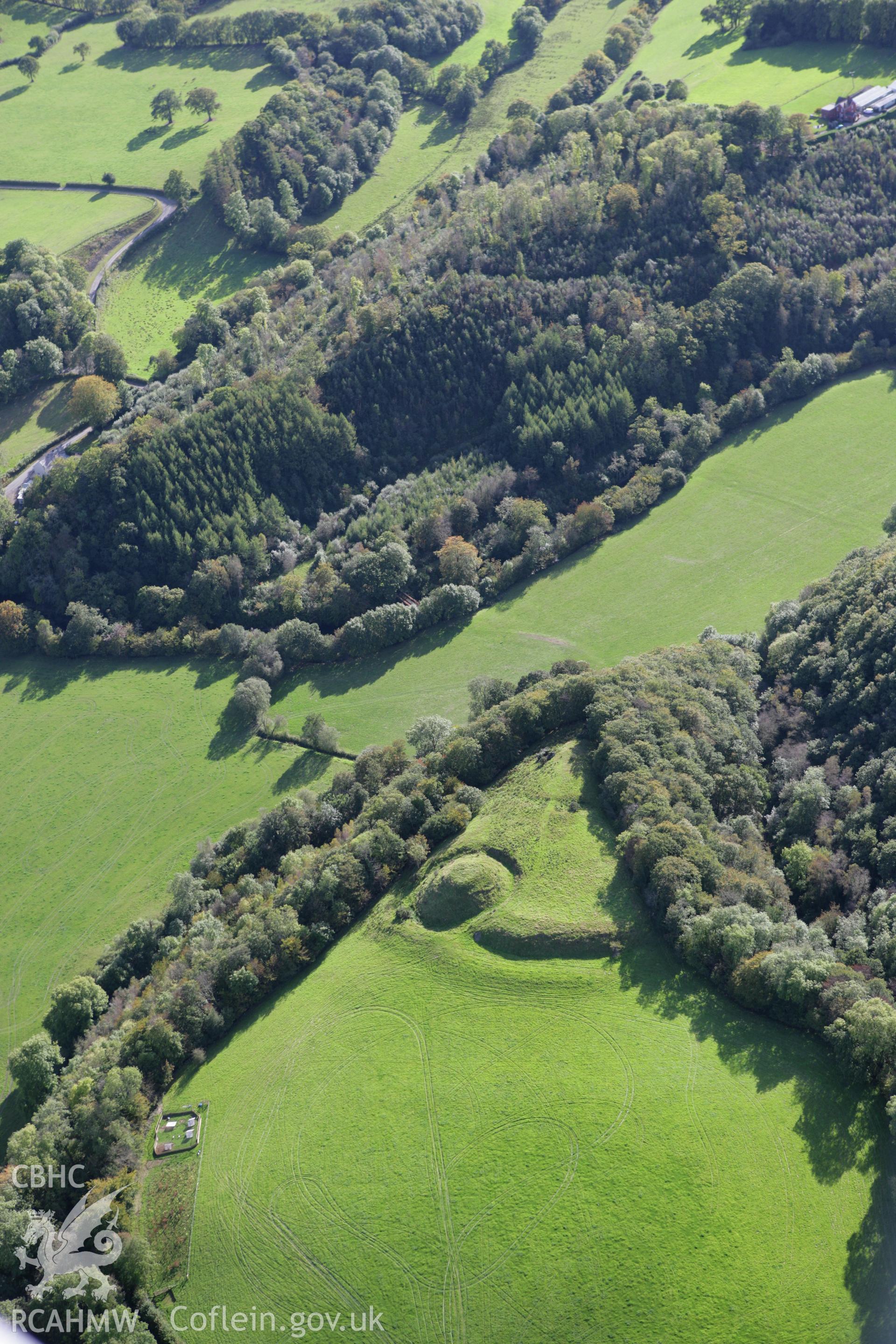 RCAHMW colour oblique photograph of Allt y Ferin motte and bailey. Taken by Toby Driver on 04/10/2007.