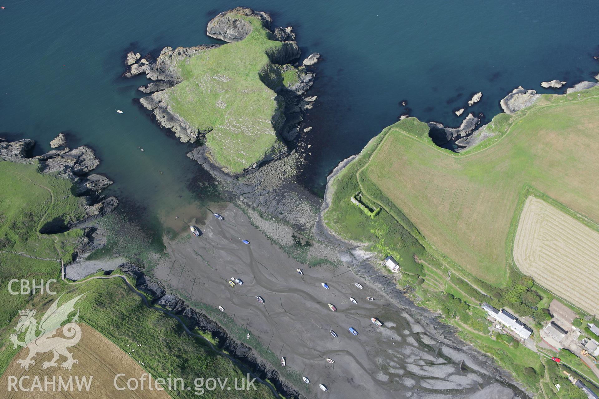 RCAHMW colour oblique photograph of Ynys y Castell and Abercastle. Taken by Toby Driver on 01/08/2007.