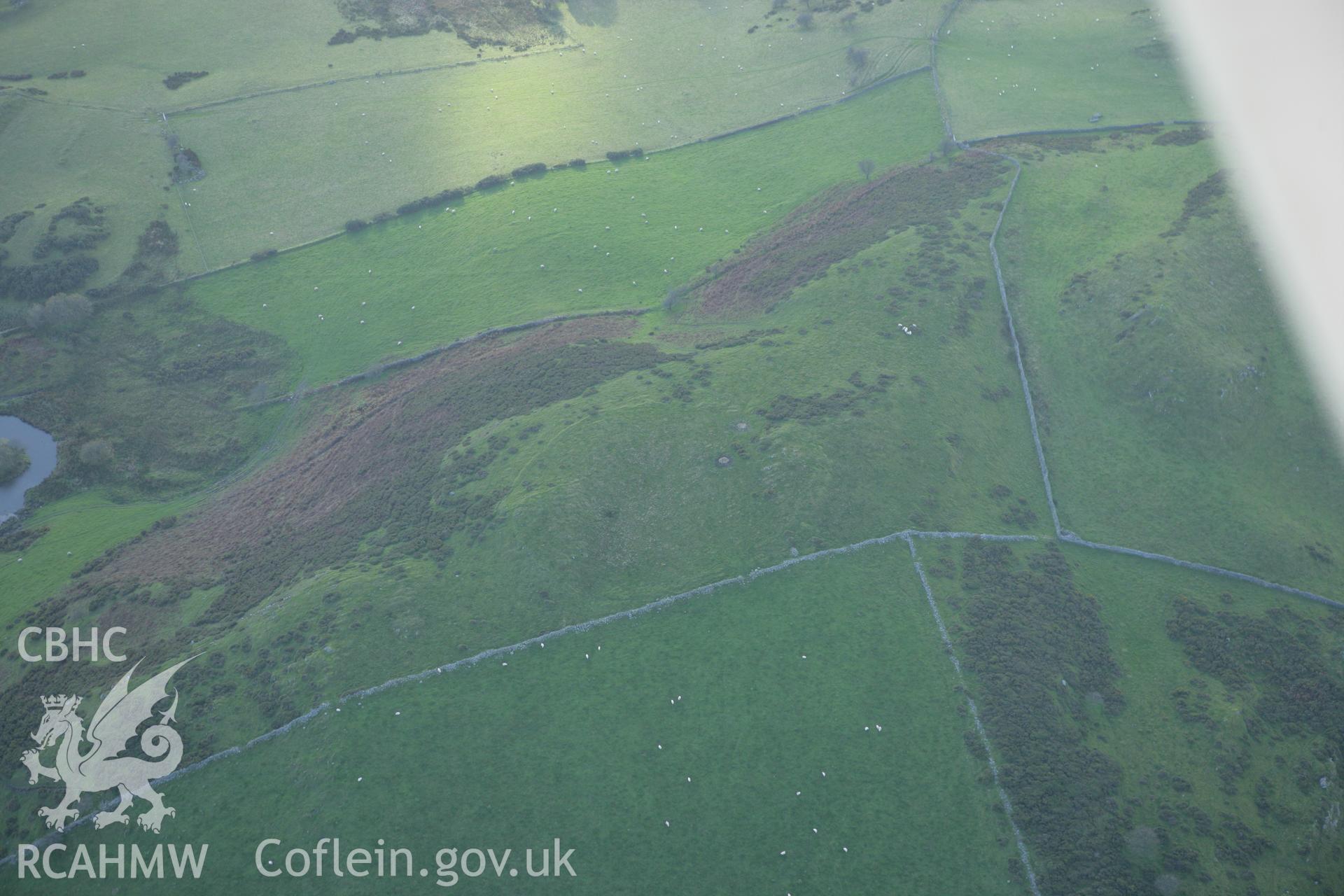 RCAHMW colour oblique photograph of Gaerwen, enclosure. Taken by Toby Driver on 30/10/2007.