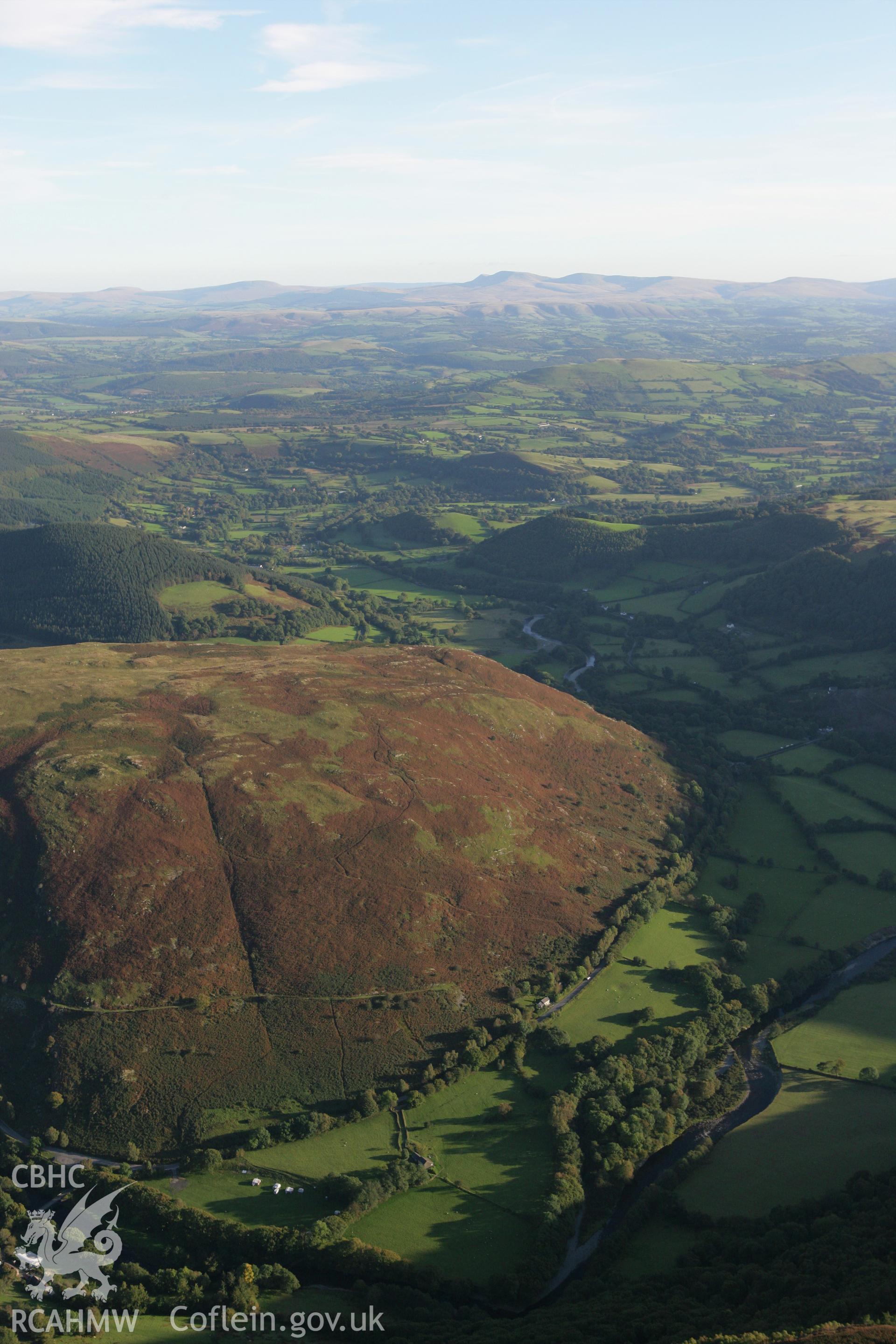 RCAHMW colour oblique photograph of Gelli, chambered cairn, landscape. Taken by Toby Driver on 04/10/2007.