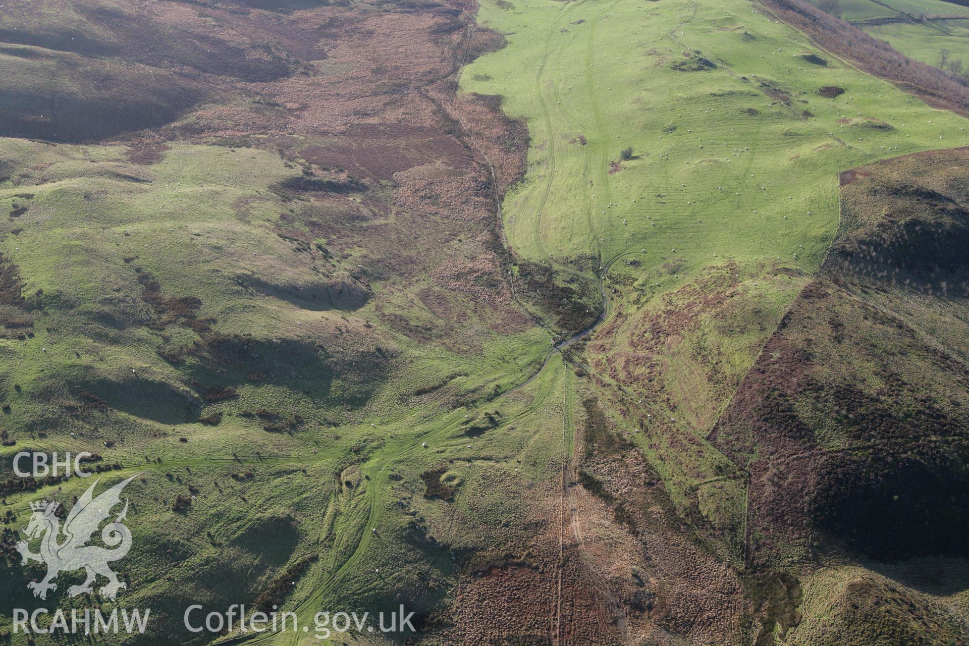 RCAHMW colour oblique photograph of Croes Y Forwyn, Cairn I (SW);Croes Y Forwyn, Cairn I (SE). Taken by Toby Driver on 11/12/2007.