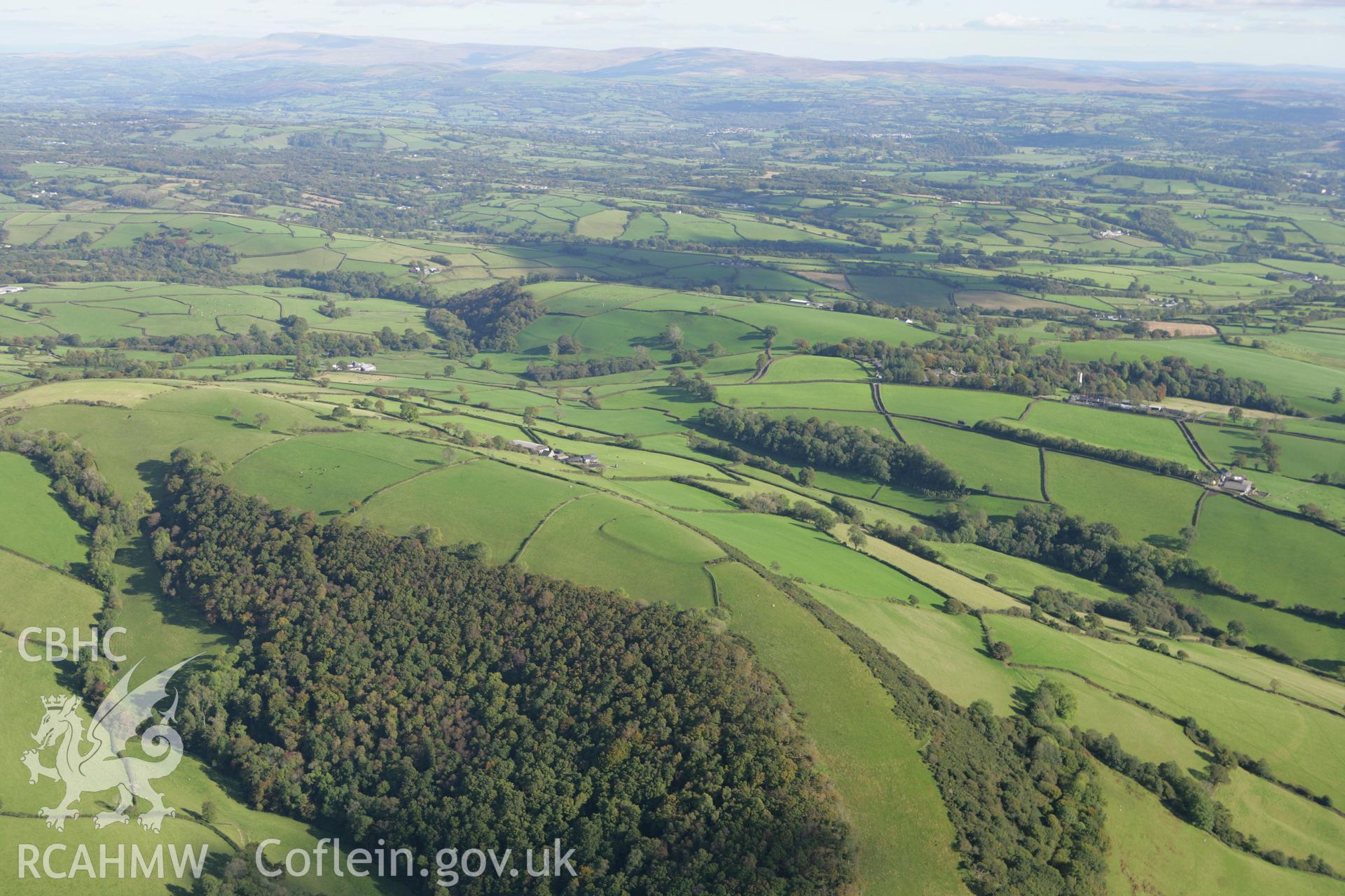 RCAHMW colour oblique photograph of Banc y Rhyfel hillfort, wide view. Taken by Toby Driver on 04/10/2007.