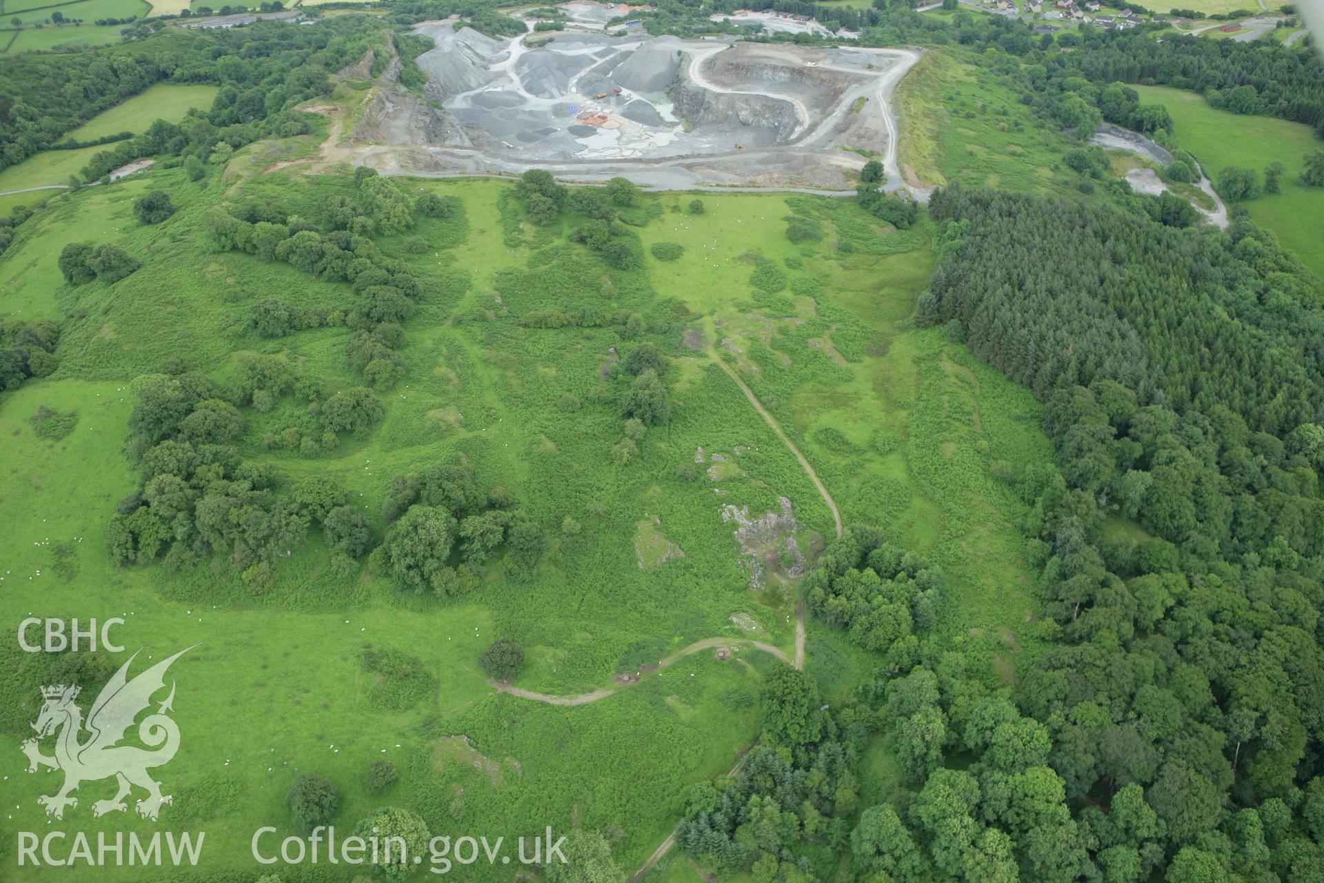 RCAHMW colour oblique aerial photograph of Llanwedd Stone Quarry and location of cairns, Builth Wells. Taken on 09 July 2007 by Toby Driver