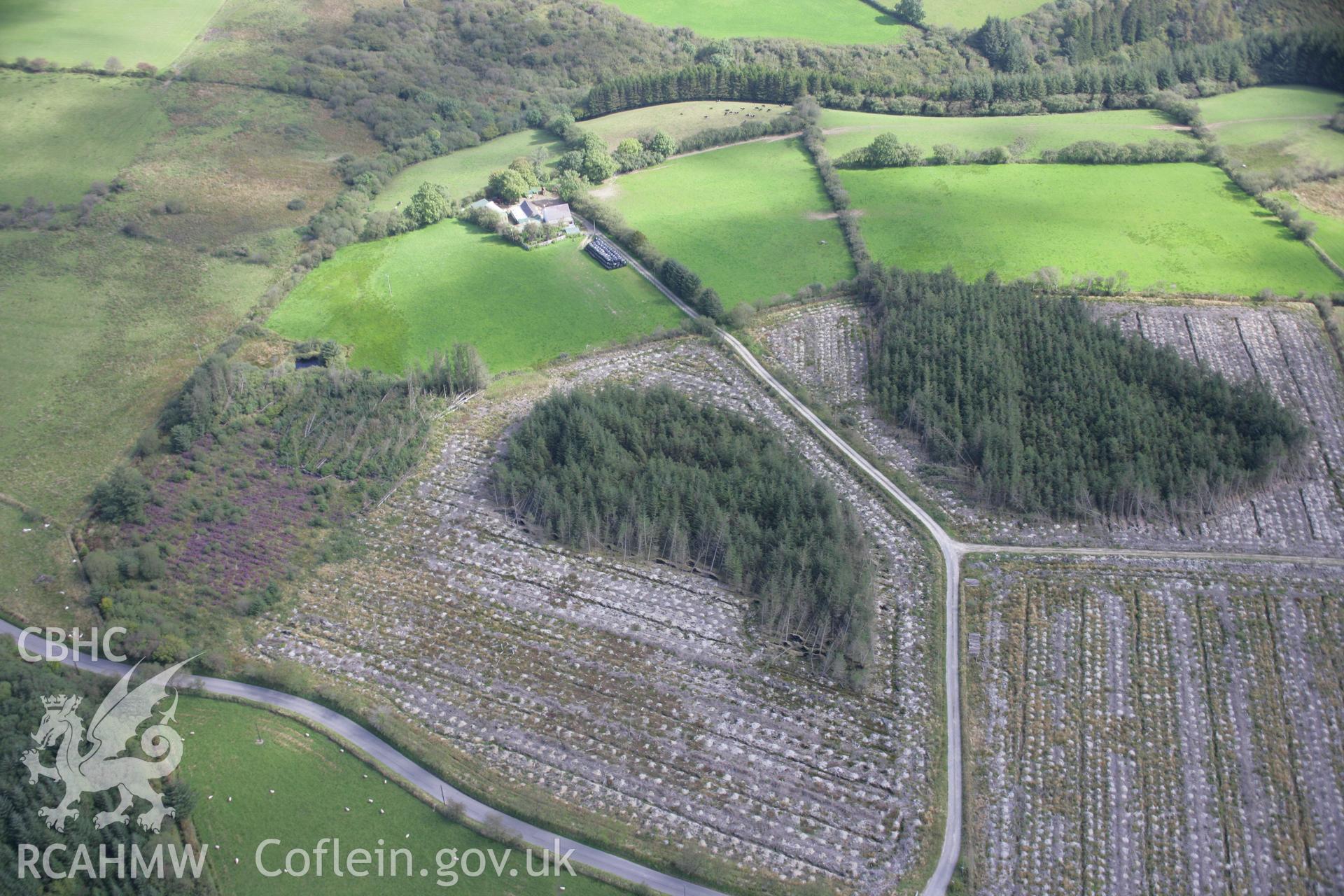 RCAHMW colour oblique photograph of Crug Gilfach Fach. Taken by Toby Driver on 11/09/2007.