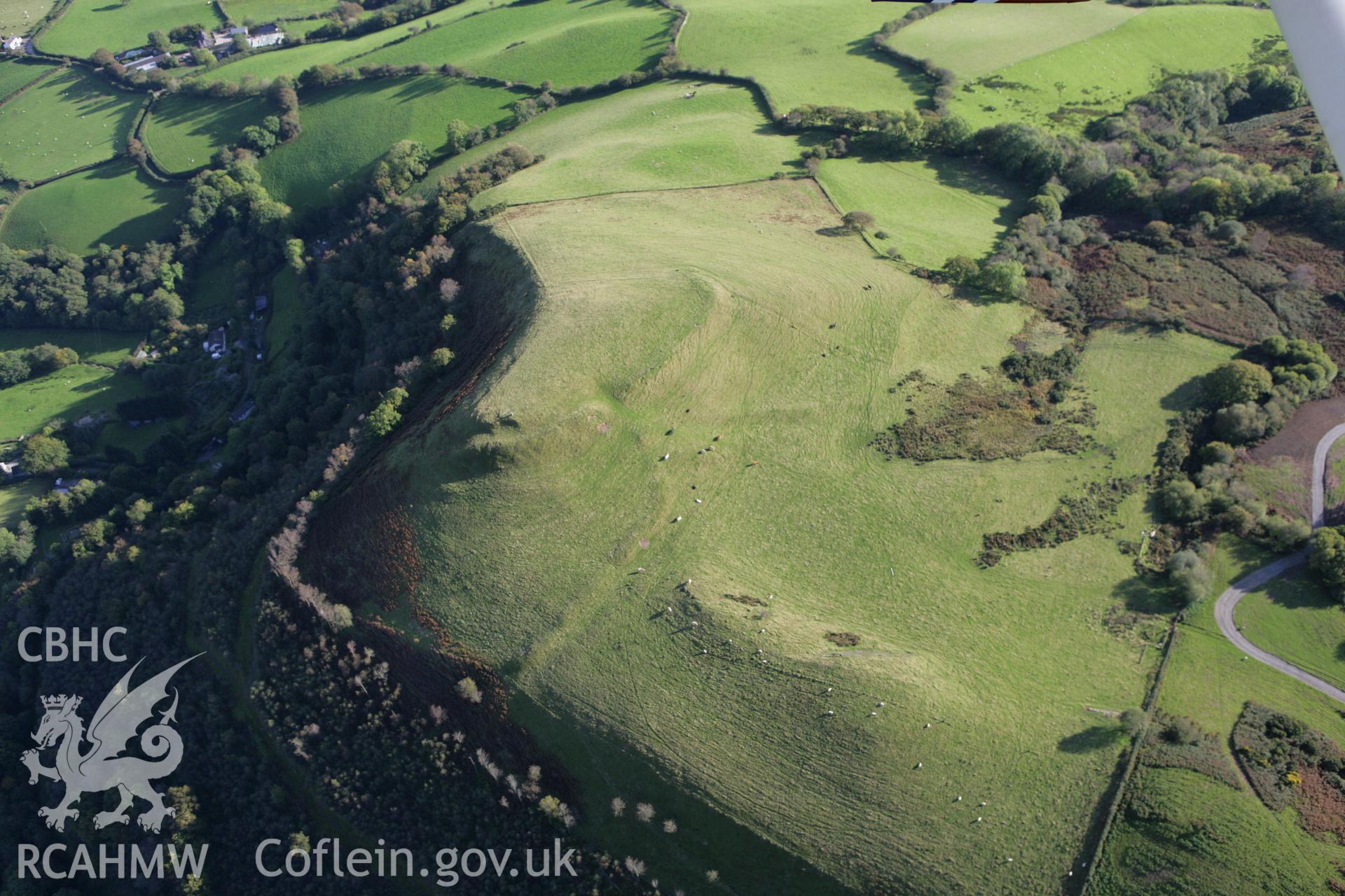 RCAHMW colour oblique photograph of Y Fan, hillfort,. Taken by Toby Driver on 04/10/2007.