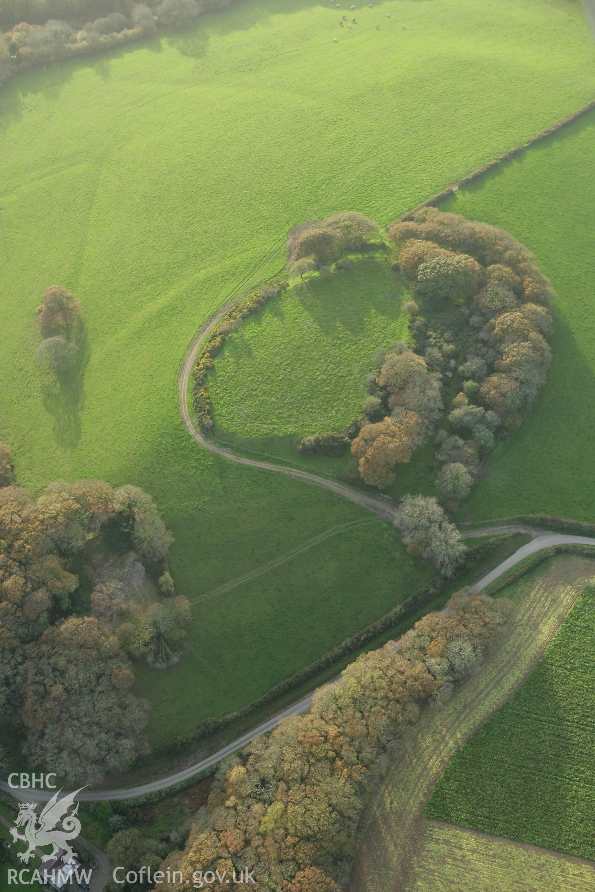 RCAHMW colour oblique photograph of Castell Cymmer;Rhyd-y-brwyn. Taken by Toby Driver on 06/11/2007.