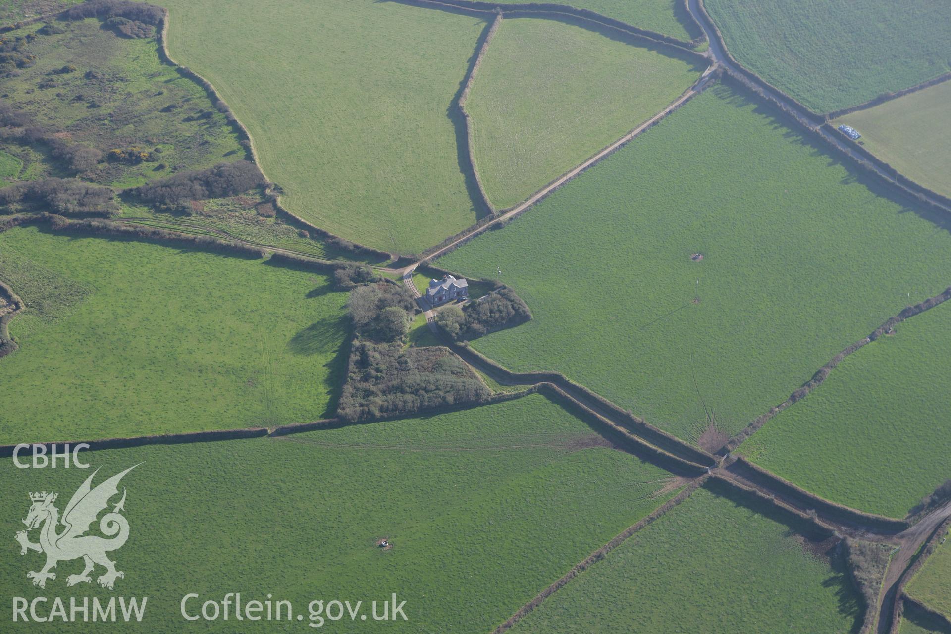 RCAHMW colour oblique photograph of Castell Wladus;Castell Cleddyf;Castell Cleddau. Taken by Toby Driver on 23/10/2007.