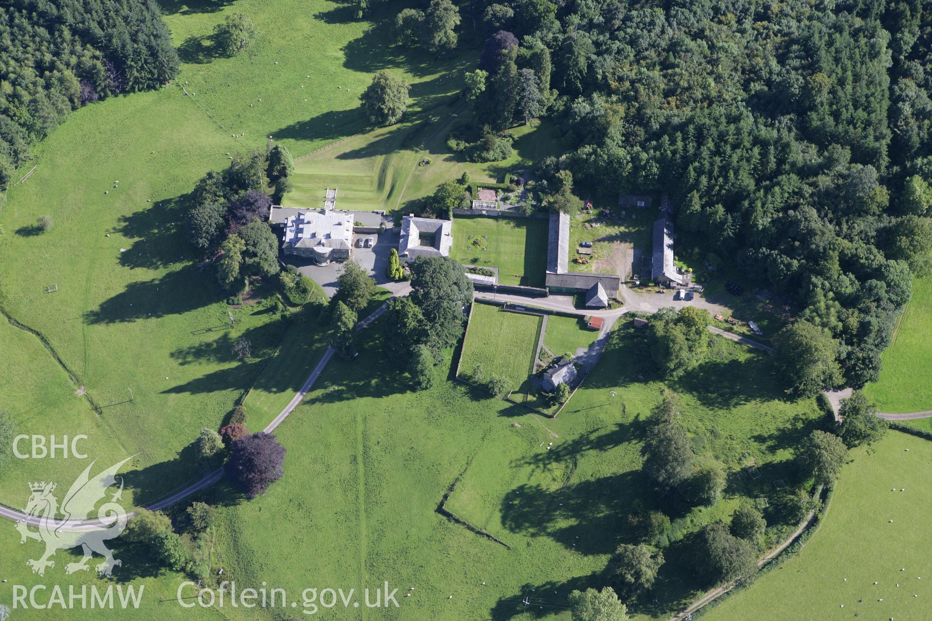 RCAHMW colour oblique aerial photograph of Cefn-Dyrys house, Wellfield, Llanelwedd. Taken on 08 August 2007 by Toby Driver