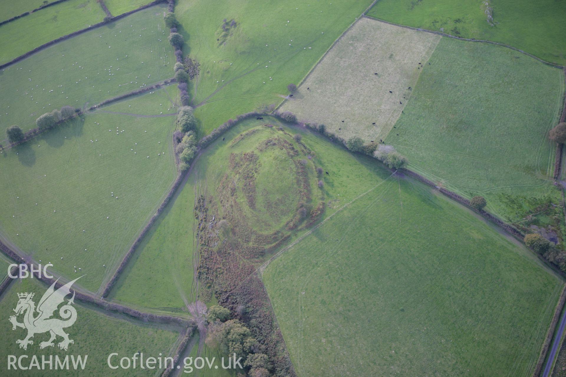 RCAHMW colour oblique photograph of Maes y Castell. Taken by Toby Driver on 04/10/2007.