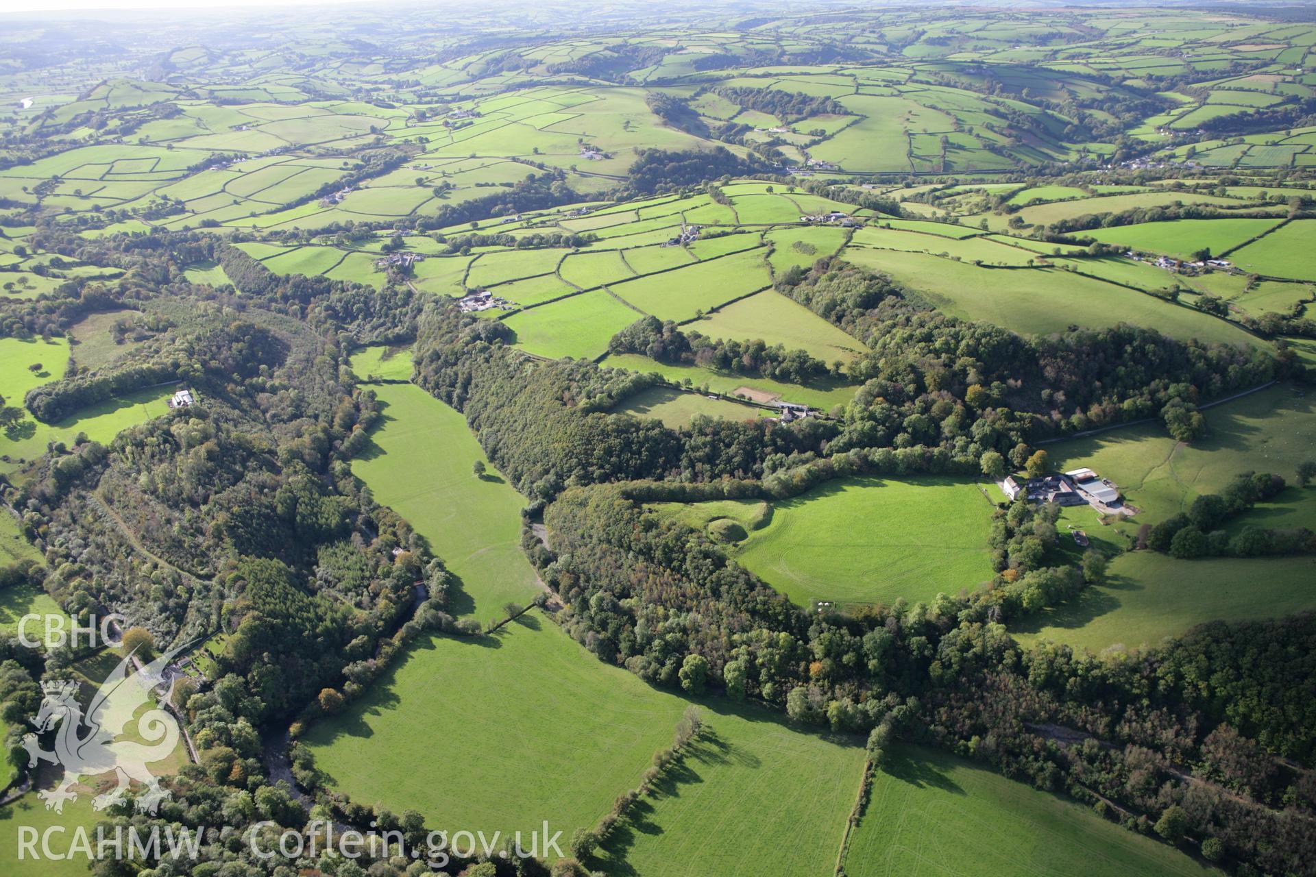 RCAHMW colour oblique photograph of Allt y Ferin motte and bailey. Taken by Toby Driver on 04/10/2007.