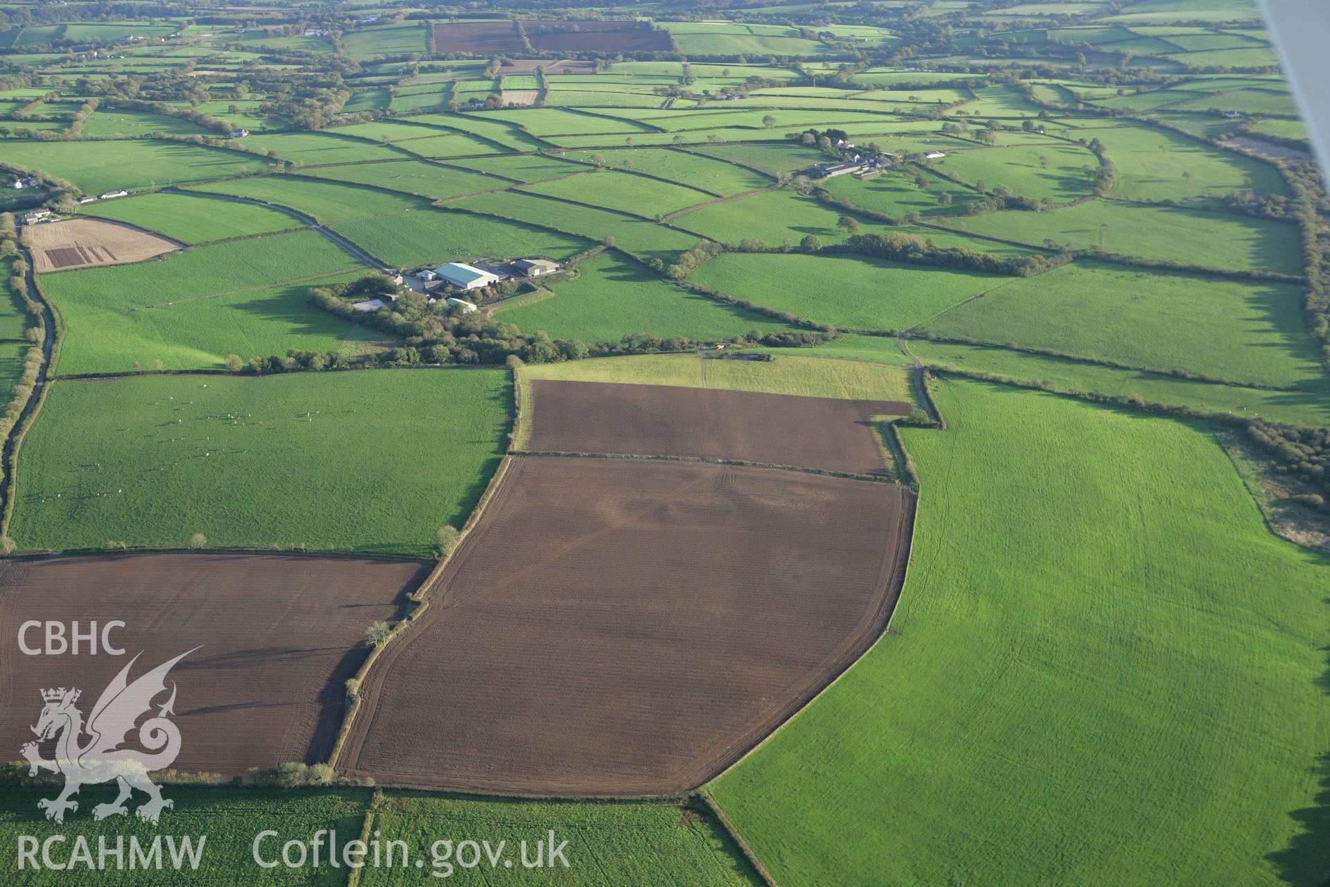 RCAHMW colour oblique photograph of Roman road west of Carmarthen, earthworks. Taken by Toby Driver on 04/10/2007.