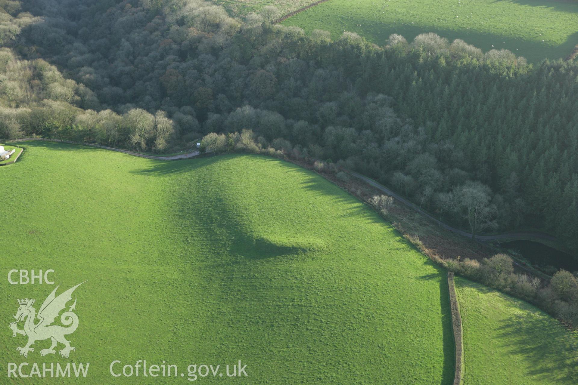 RCAHMW colour oblique photograph of Parc-y-Gaer fort, Pant Glas. Taken by Toby Driver on 29/11/2007.