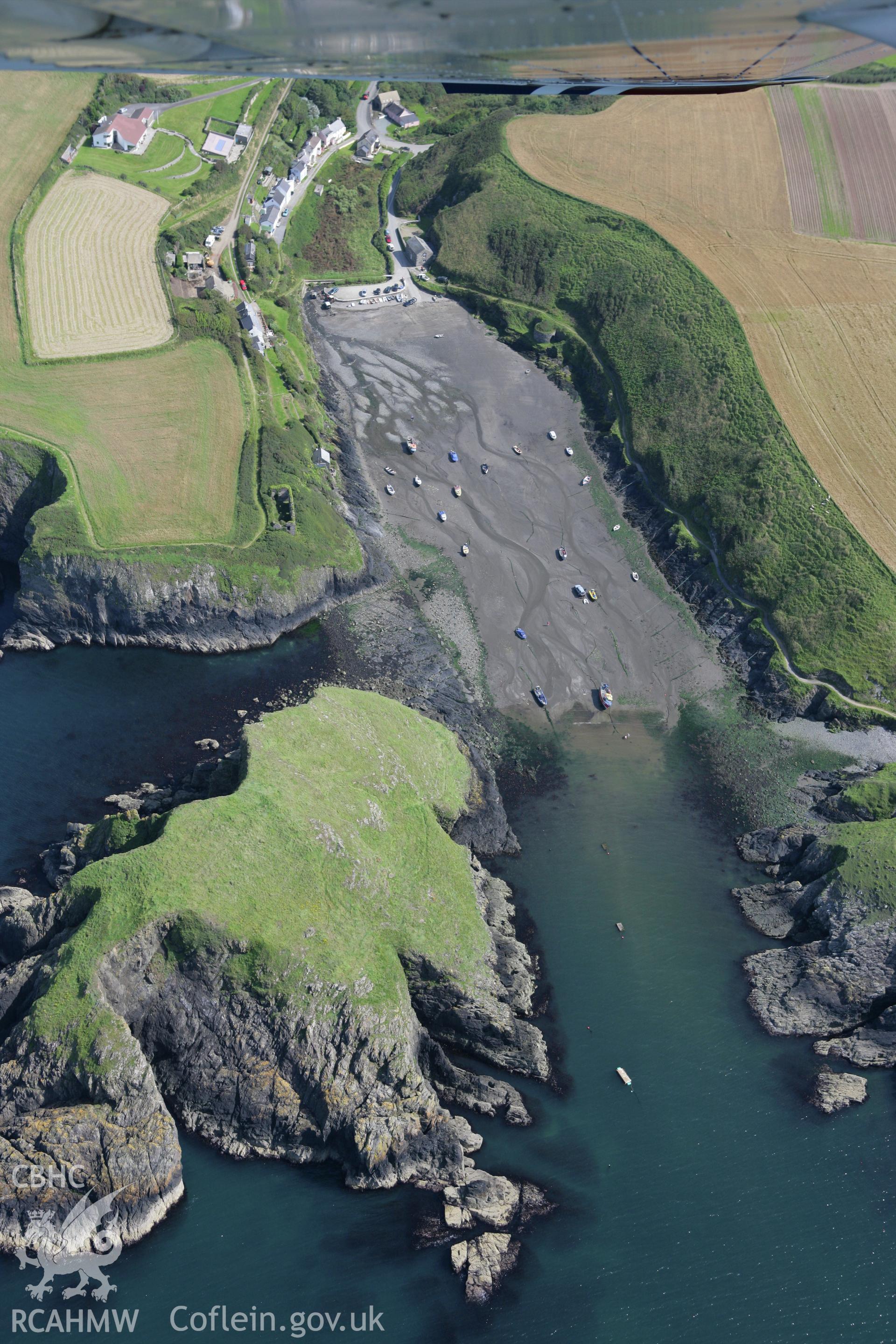 RCAHMW colour oblique photograph of Ynys y Castell and Abercastle. Taken by Toby Driver on 01/08/2007.