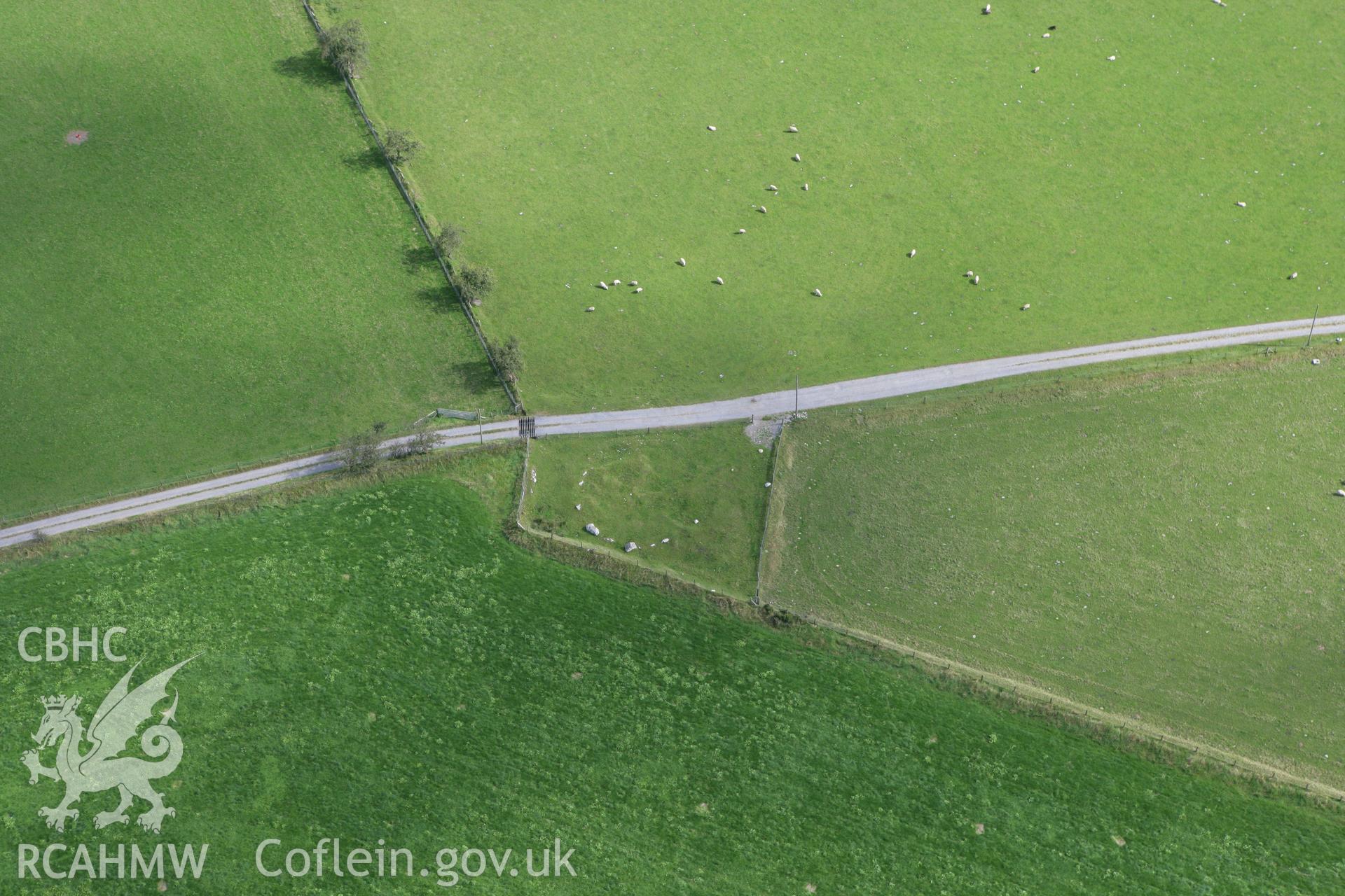 RCAHMW colour oblique photograph of Crug Gwyn, cairn. Taken by Toby Driver on 11/09/2007.