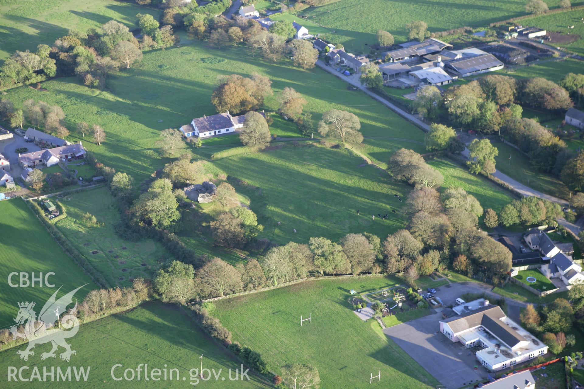 RCAHMW colour oblique photograph of Wiston Castle. Taken by Toby Driver on 04/10/2007.