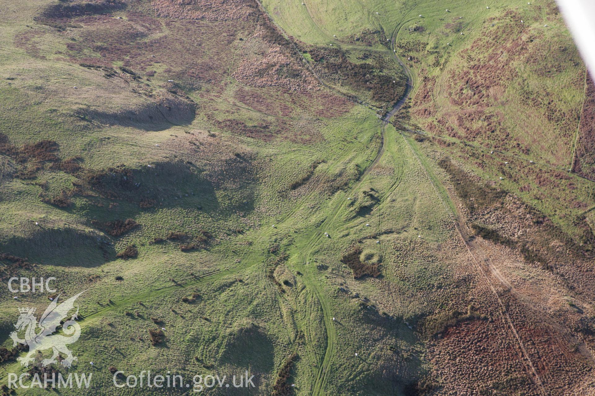 RCAHMW colour oblique photograph of Croes Y Forwyn, Cairn I (SW);Croes Y Forwyn, Cairn I (SE). Taken by Toby Driver on 11/12/2007.