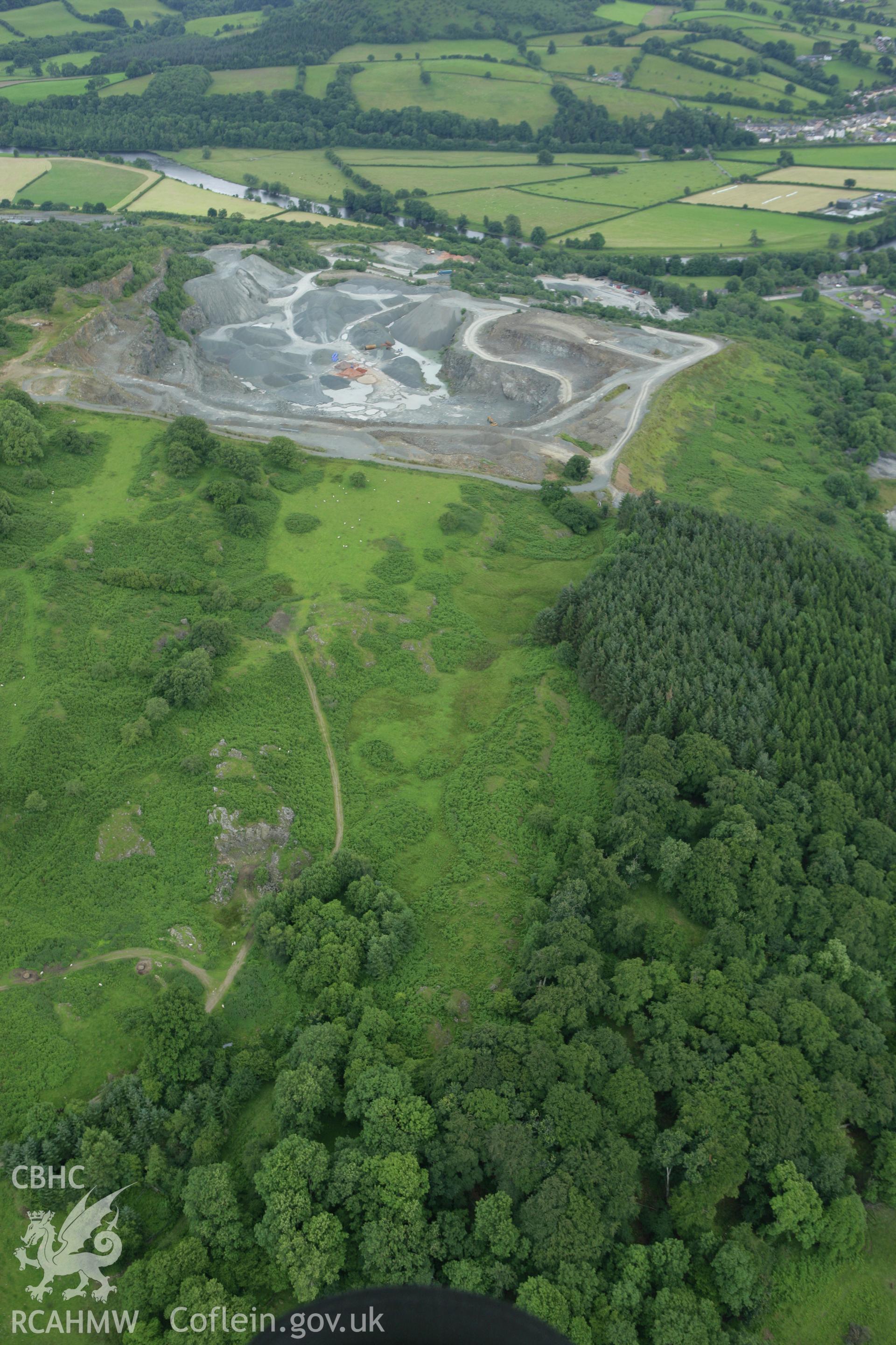 RCAHMW colour oblique aerial photograph of Llanwedd Stone Quarry and location of cairns, Builth Wells. Taken on 09 July 2007 by Toby Driver