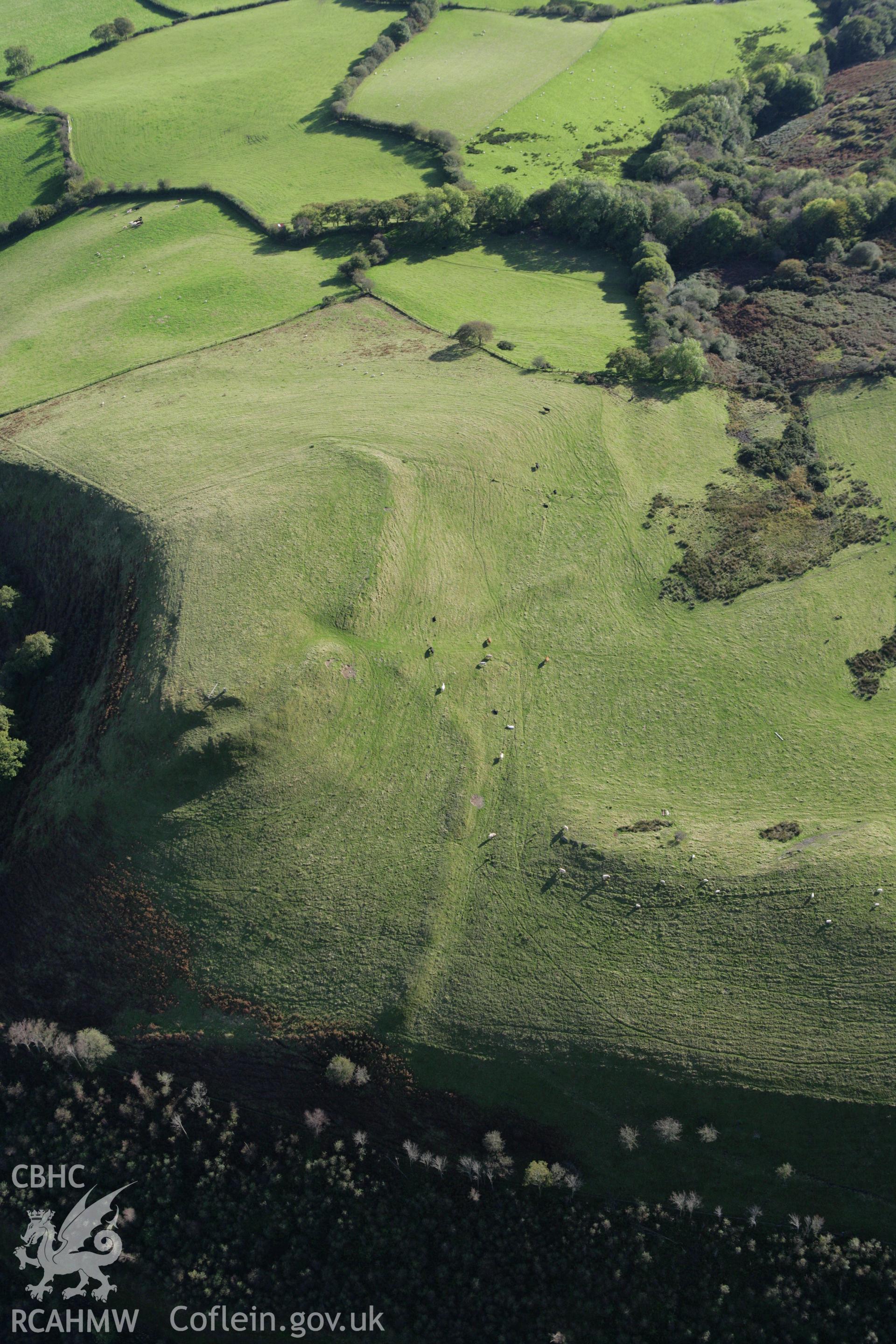 RCAHMW colour oblique photograph of Y Fan, hillfort,. Taken by Toby Driver on 04/10/2007.