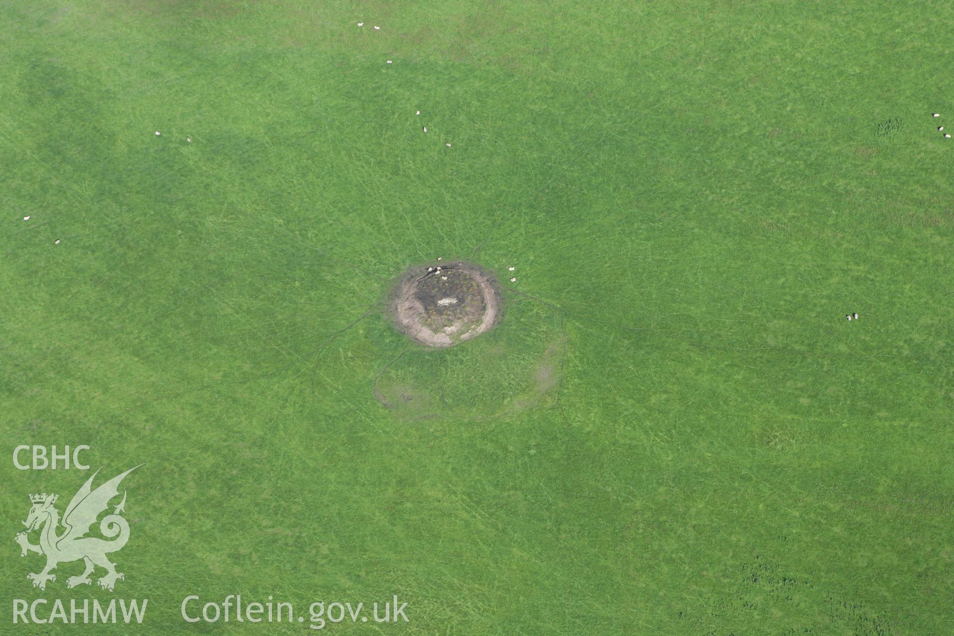 RCAHMW colour oblique photograph of Crug Perfa, barrow. Taken by Toby Driver on 11/09/2007.