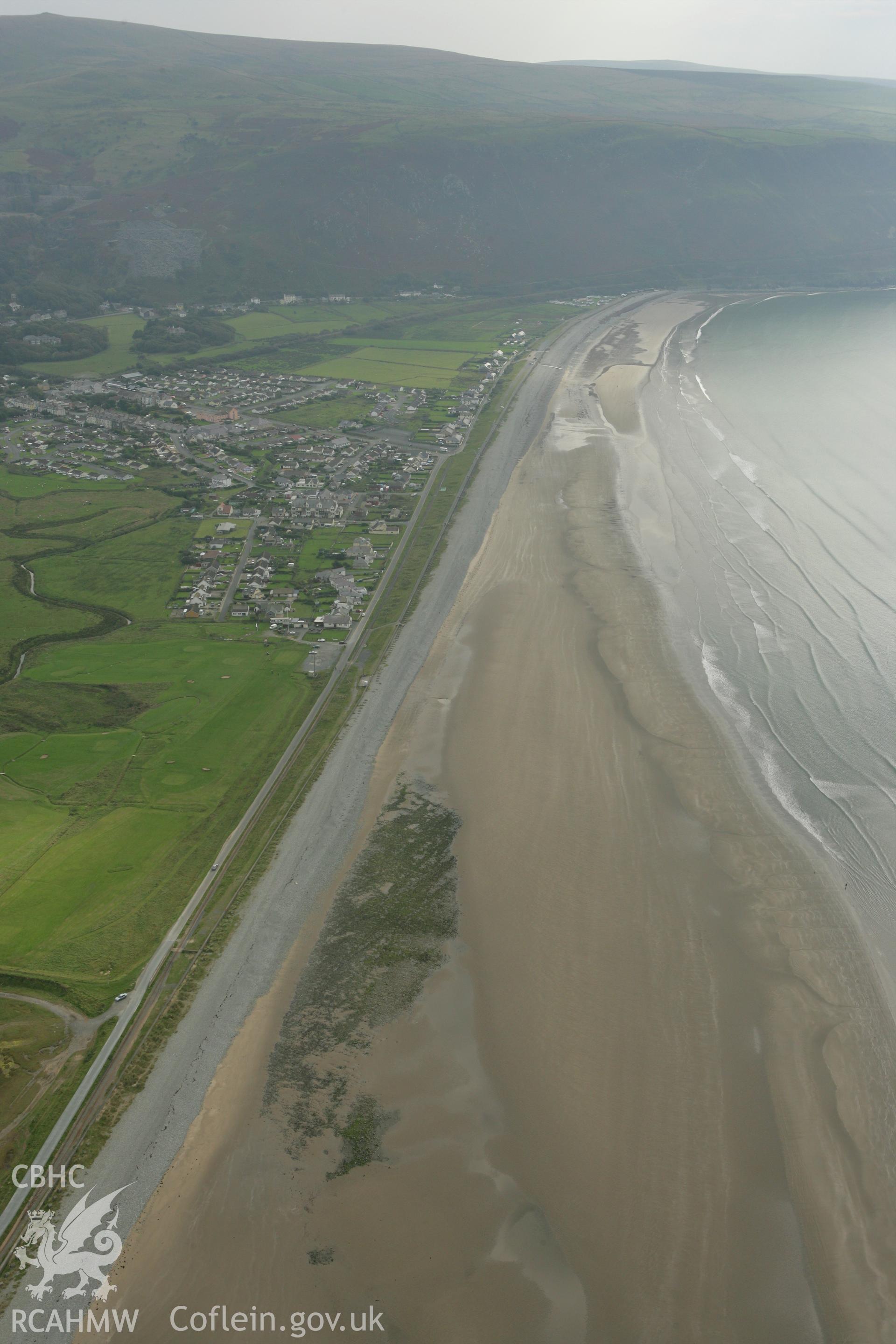 RCAHMW colour oblique photograph of Fairbourne, landscape with wartime defences;Anti-Invasion defences;Anti-tank block, Llangelynnin. Taken by Toby Driver on 08/10/2007.