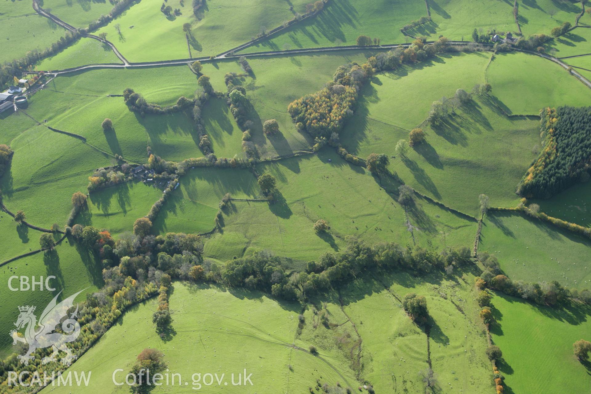 RCAHMW colour oblique photograph of Landscape with Ty Mawr enclosure. Taken by Toby Driver on 30/10/2007.