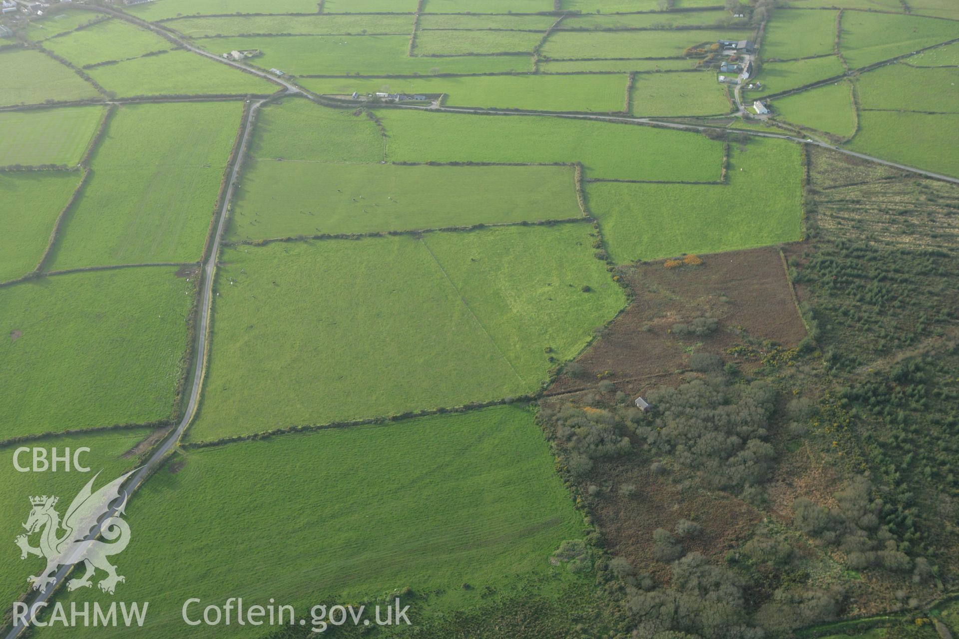 RCAHMW colour oblique photograph of Tavarn Farm, enclosure and field systems. Taken by Toby Driver on 06/11/2007.