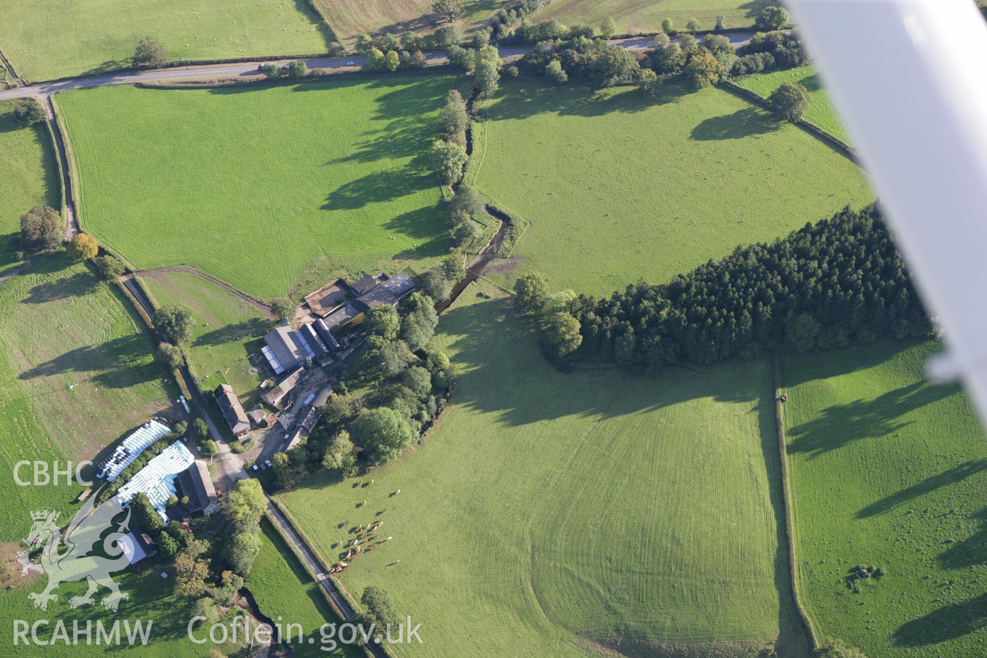 RCAHMW colour oblique photograph of Glan-Mynys mound. Taken by Toby Driver on 04/10/2007.